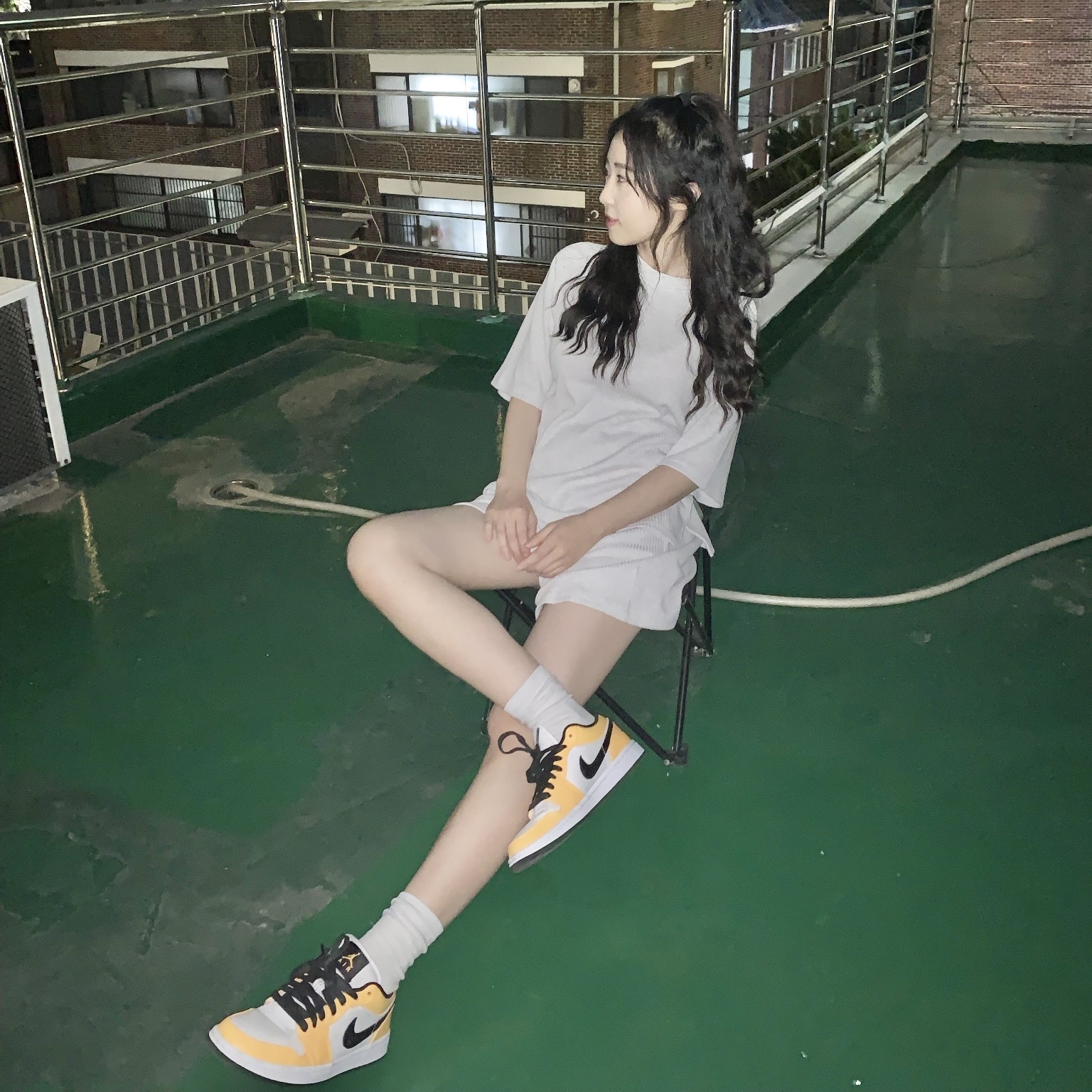 (W) Jordan 1 Low SE Laser Orange 착용 스타일 - 2