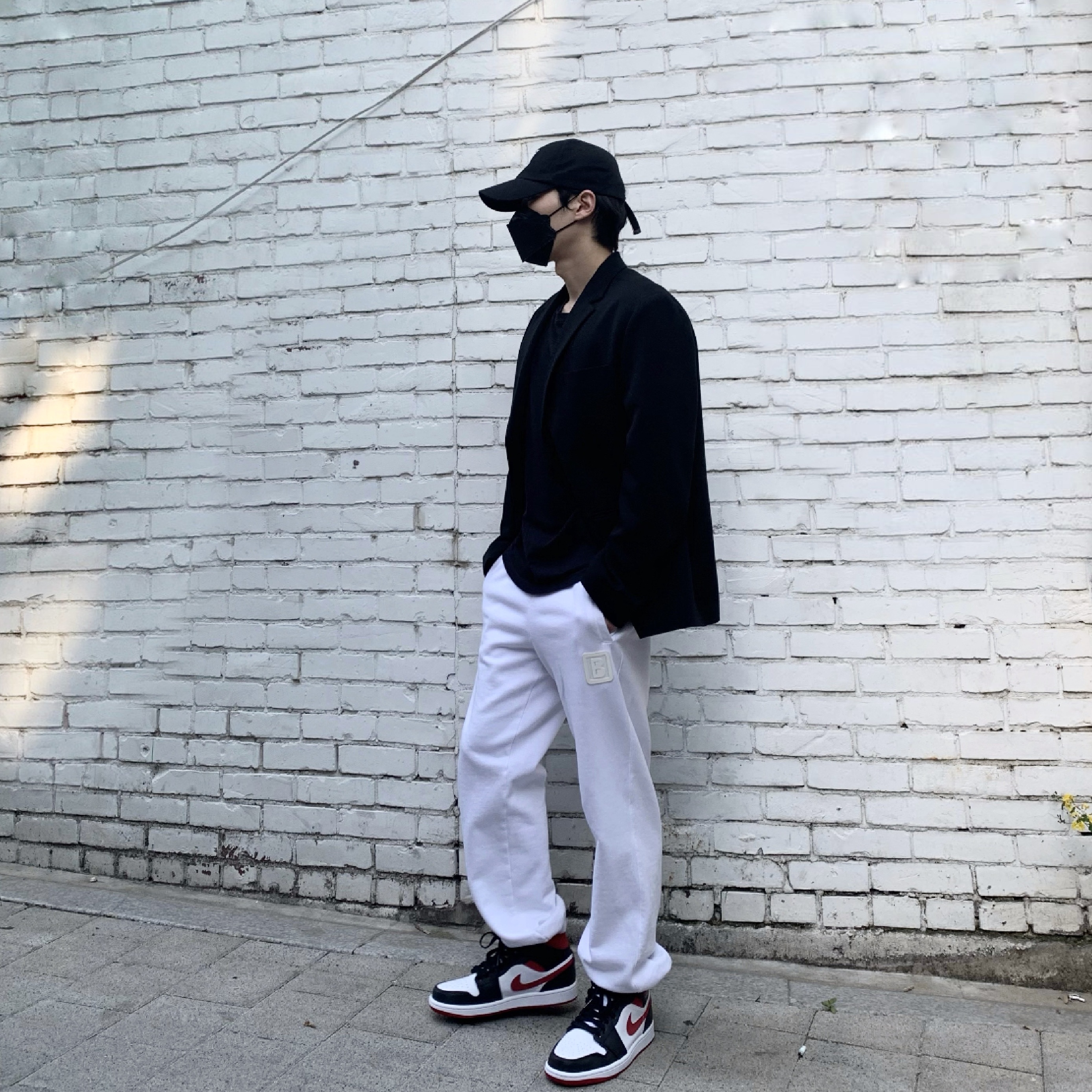 Jordan 1 Mid Gym Red Black White 착용 스타일 - 3