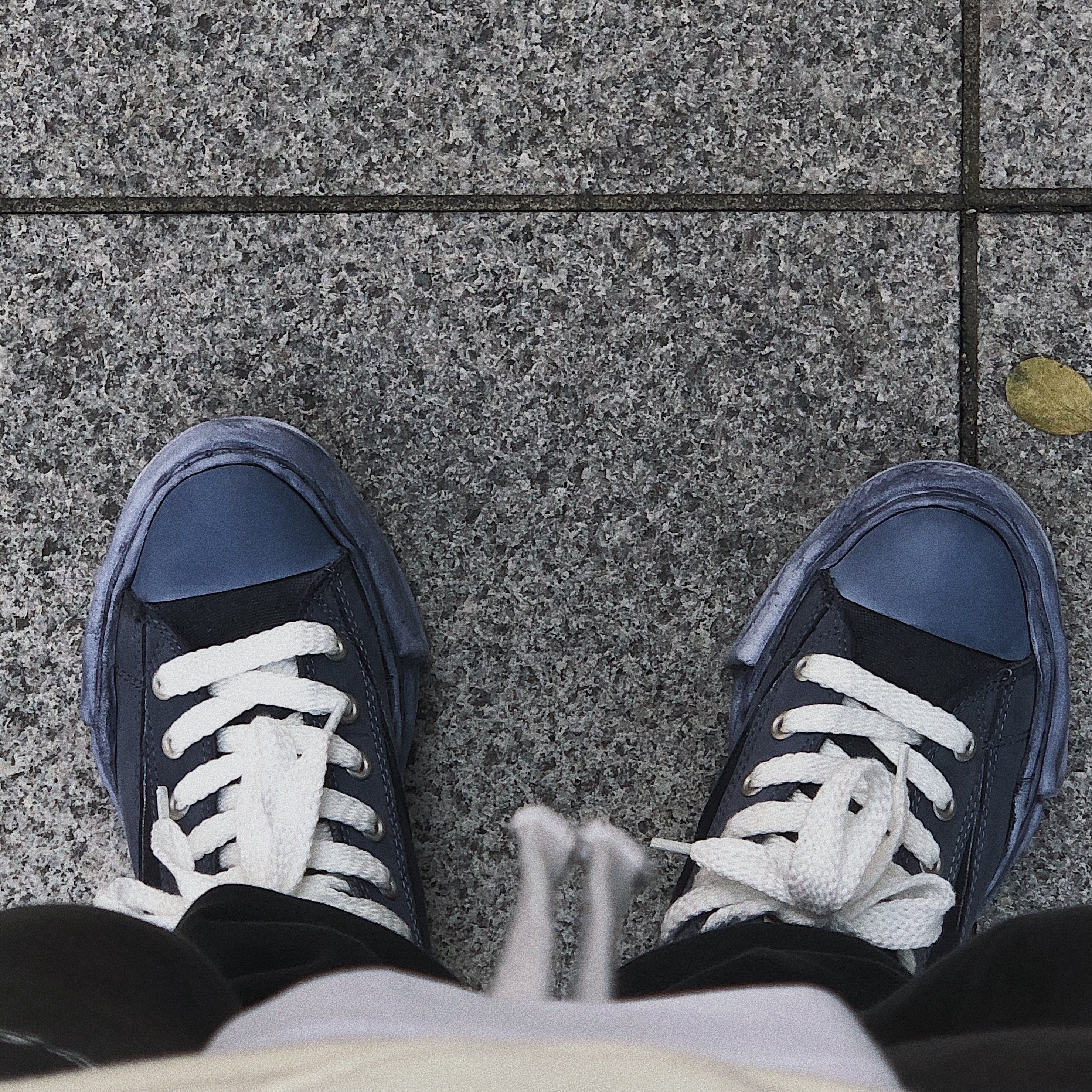 Maison Mihara Yasuhiro Peterson OG Sole Over Dyed Low-top Sneakers Black, Maison Mihara Yasuhiro OG Sole Over Dyed Leather x Canvas Lowcut Sneakers Black 착용 스타일 - 1