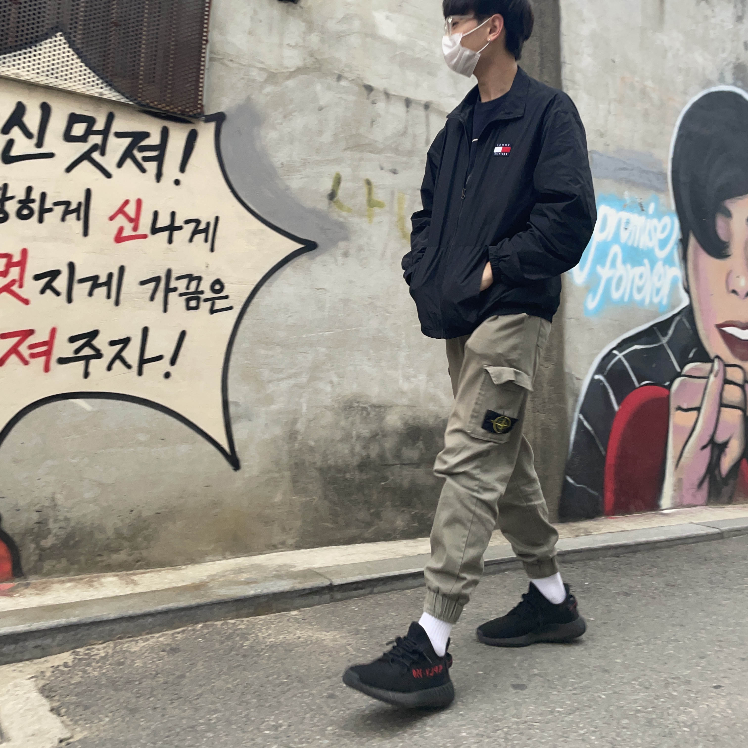 Adidas Yeezy Boost 350 V2 Black Red 2020 착용 스타일
