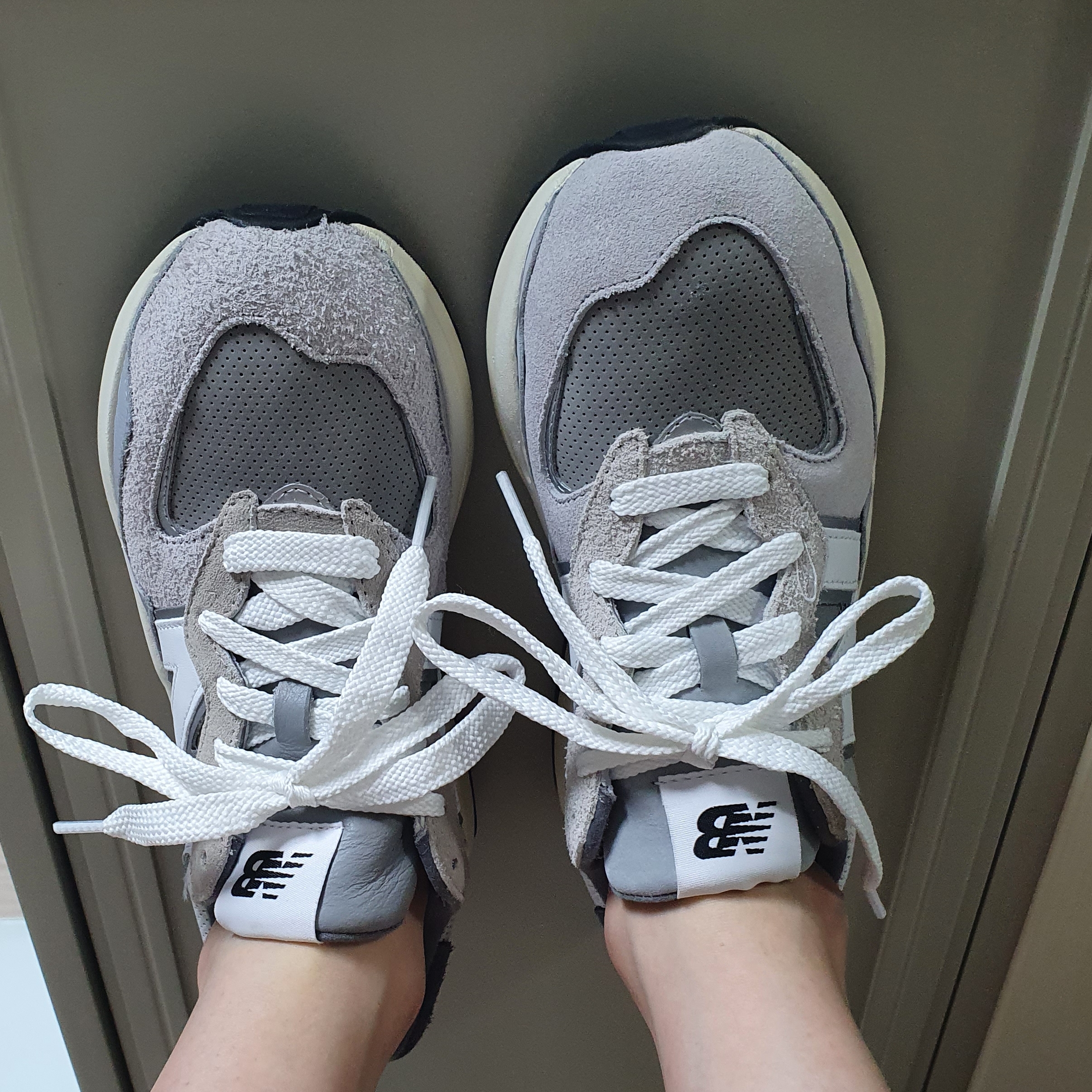 New Balance 5740 Grey 착용 스타일 - 3