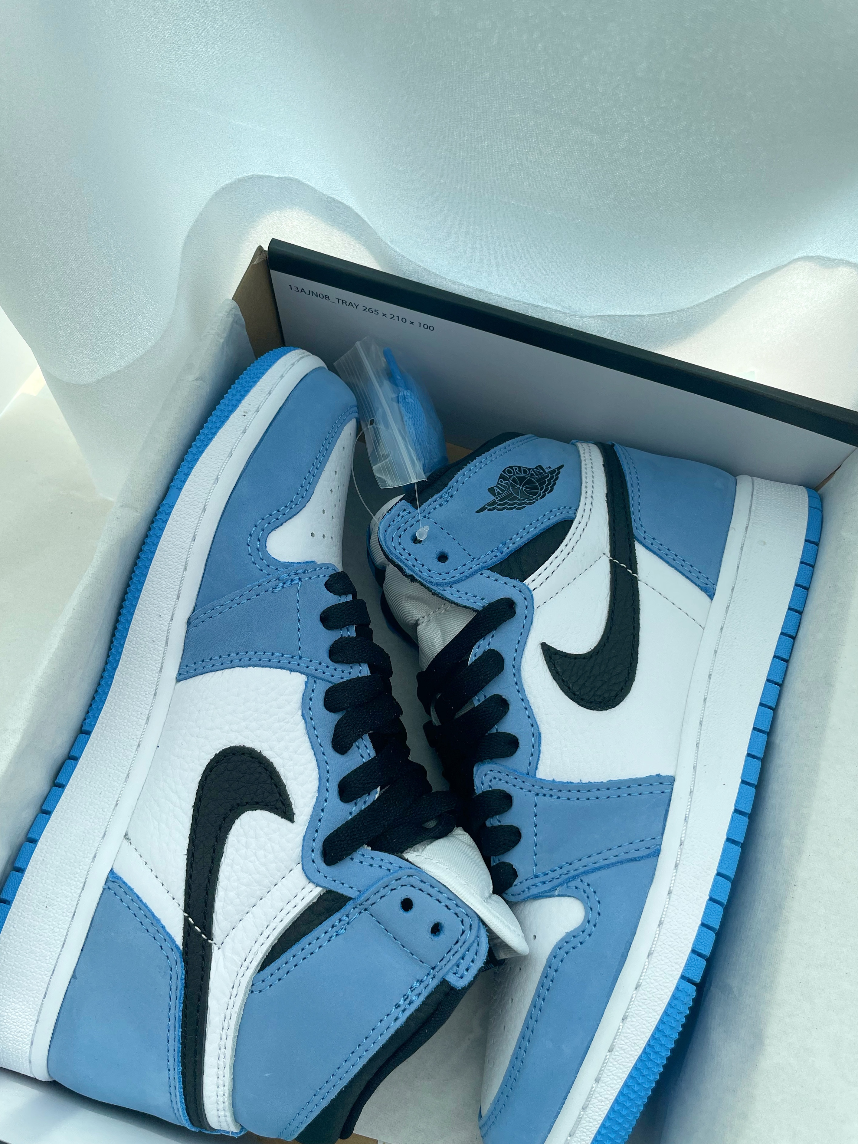 Jordan 1 Retro High OG University Blue 착용 스타일