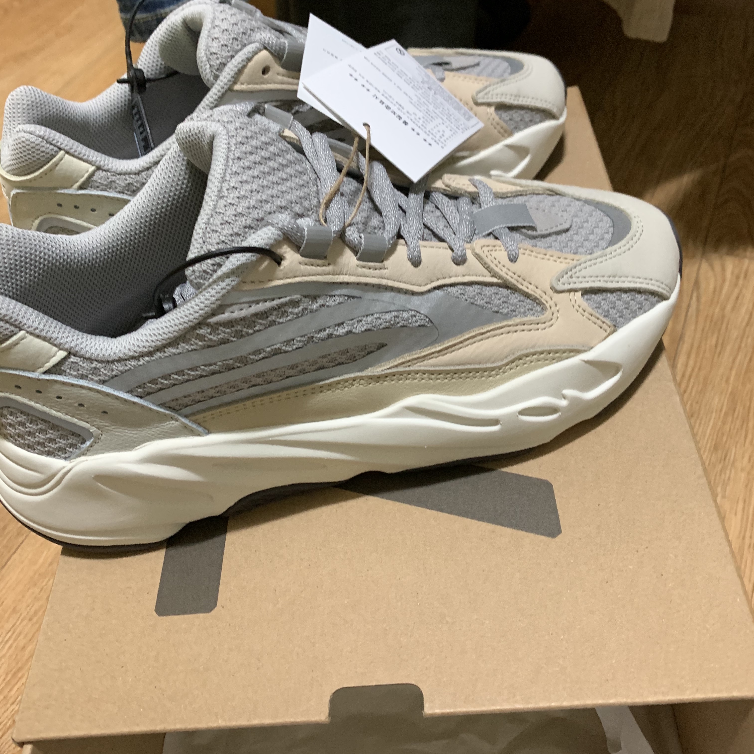 Adidas Yeezy Boost 700 V2 Cream 착용 스타일 - 3