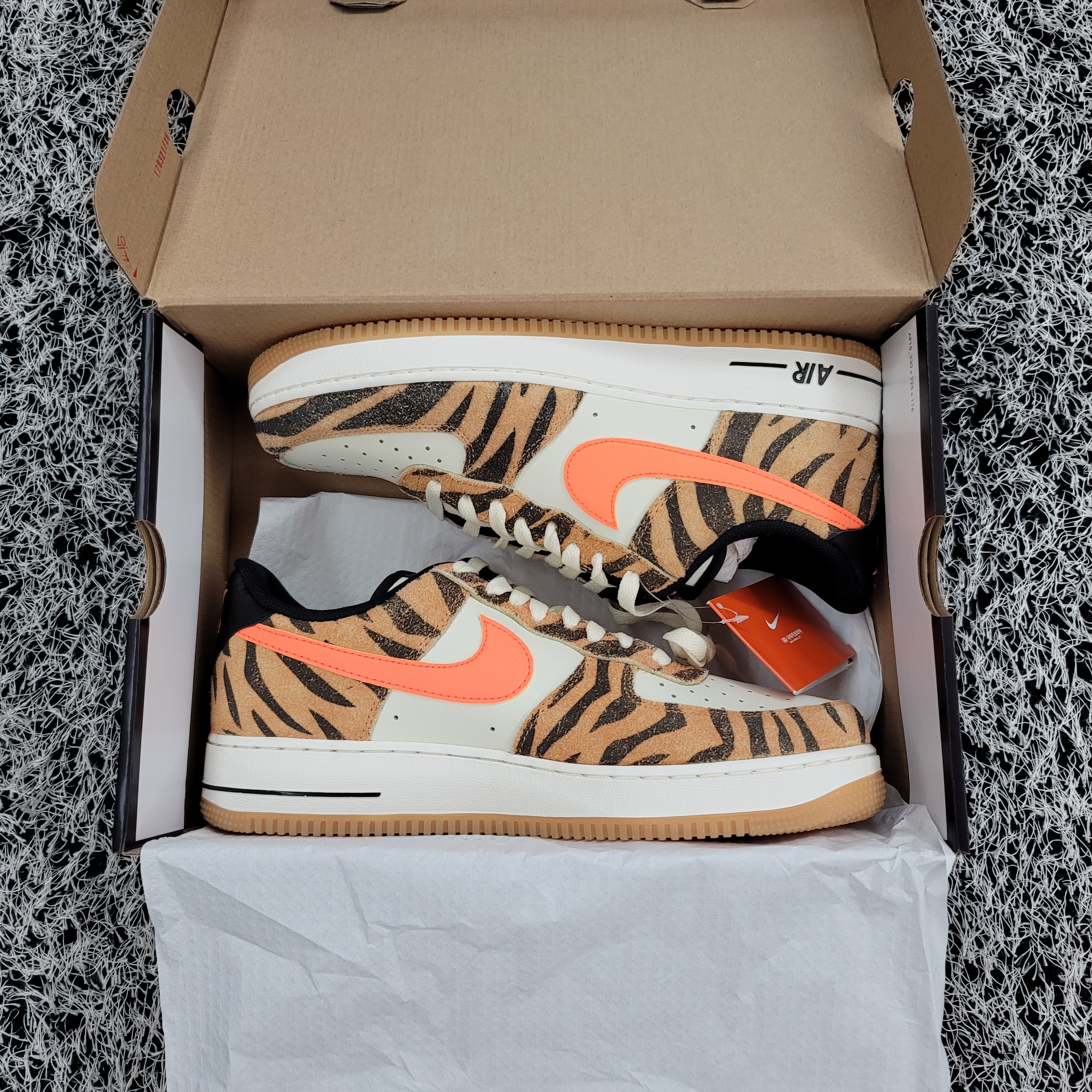 Nike Air Force 1 '07 PRM Orange Zebra 착용 스타일