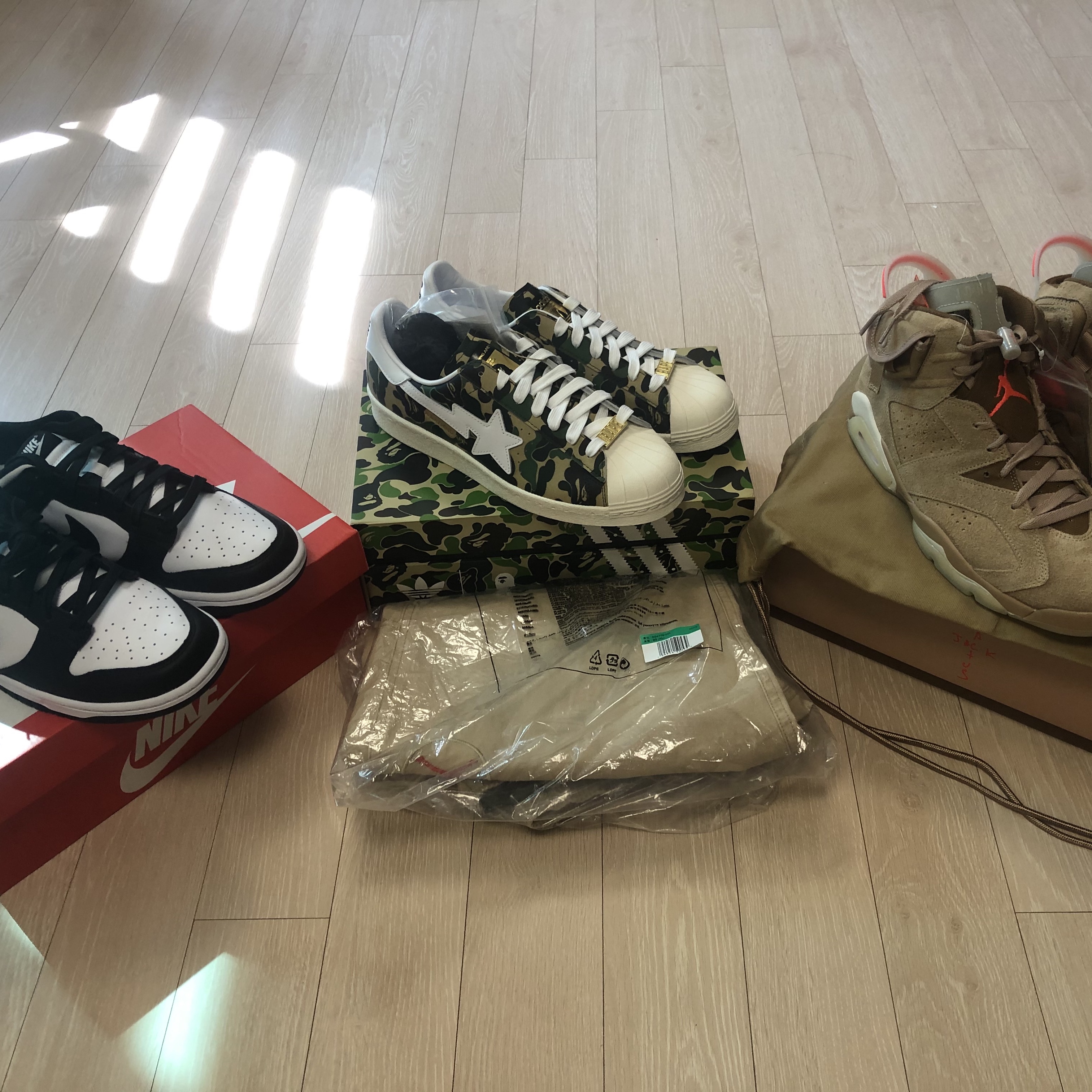 Jordan 6 x Travis Scott Retro SP British Khaki, Adidas x BAPE Superstar 80s Green Camo 착용 스타일
