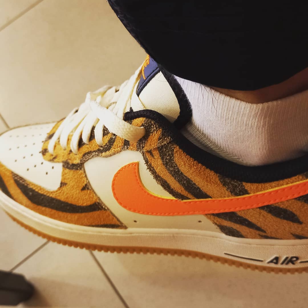 Nike Air Force 1 '07 PRM Orange Zebra 착용 스타일 - 4