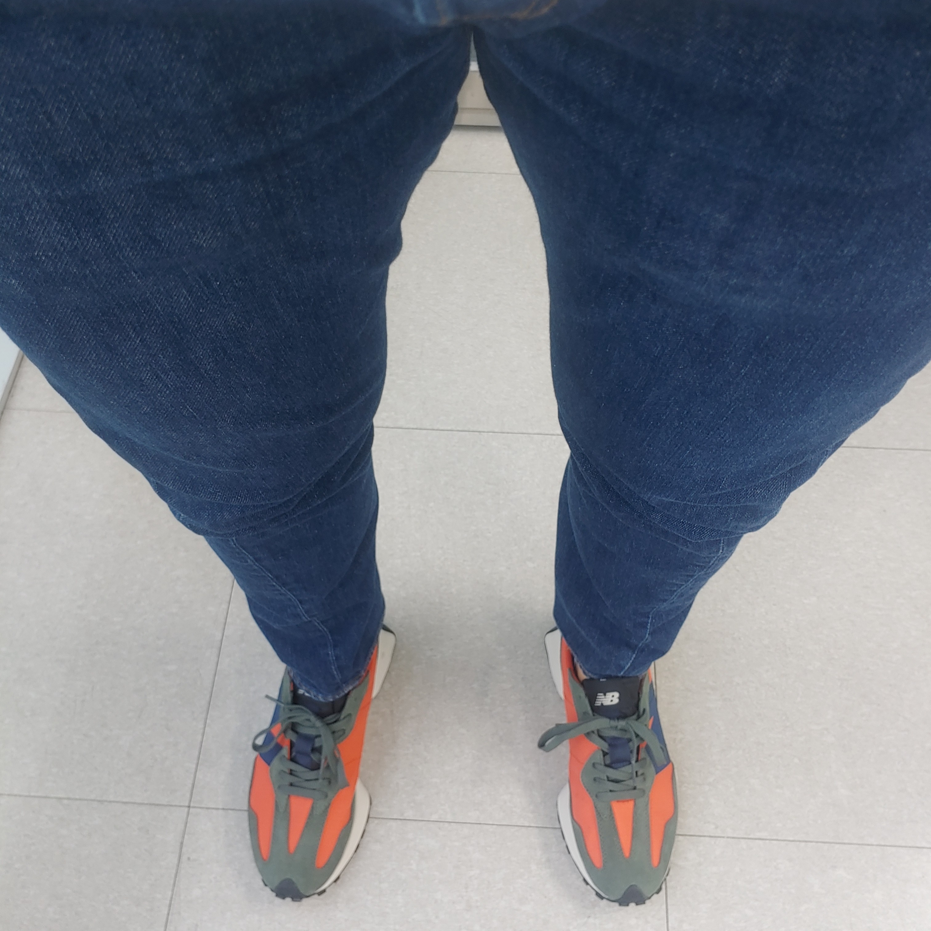 New Balance 327 Dark Blaze 착용 스타일 - 1
