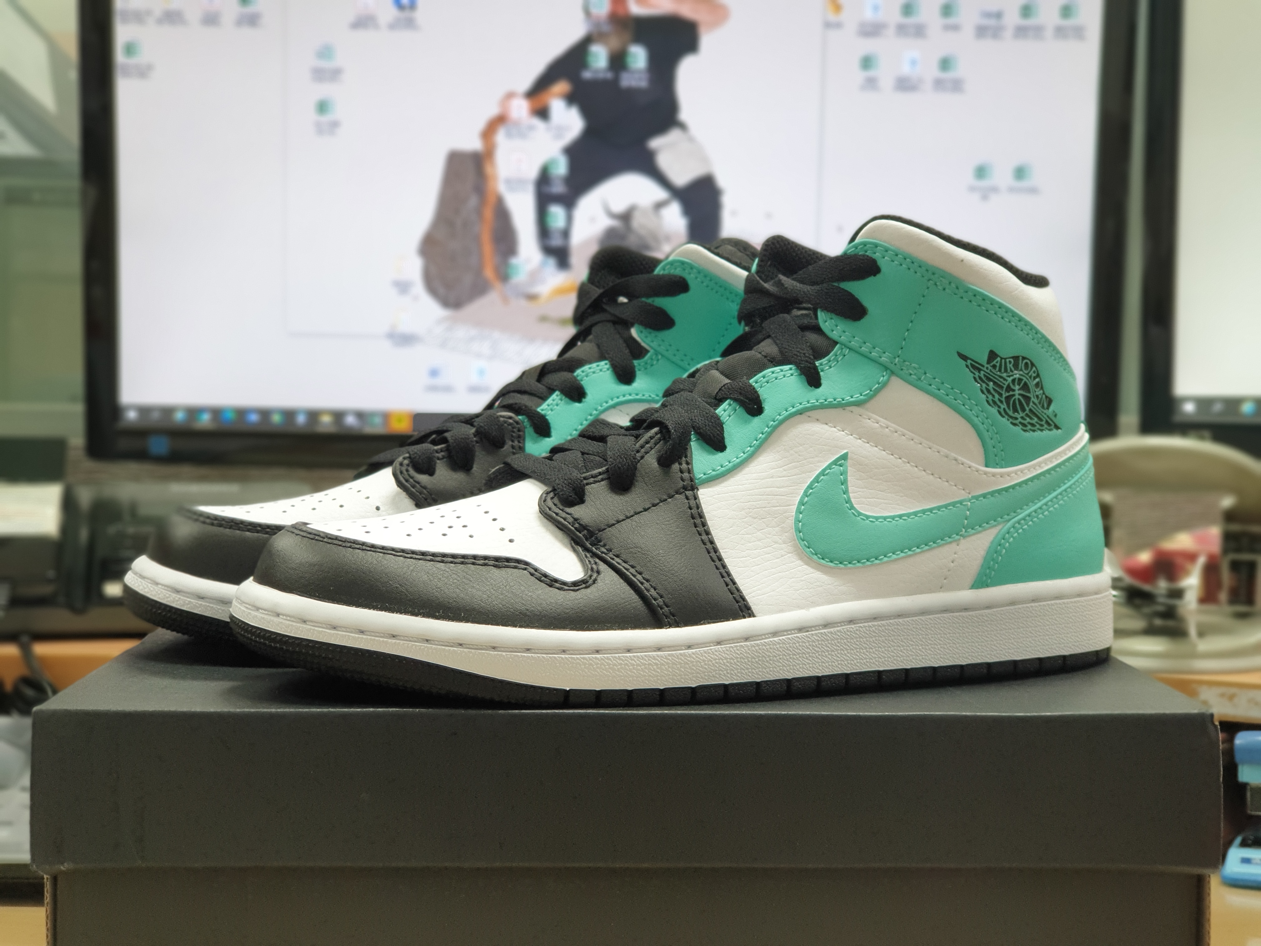 Jordan 1 Mid Tropical Twist 착용 스타일