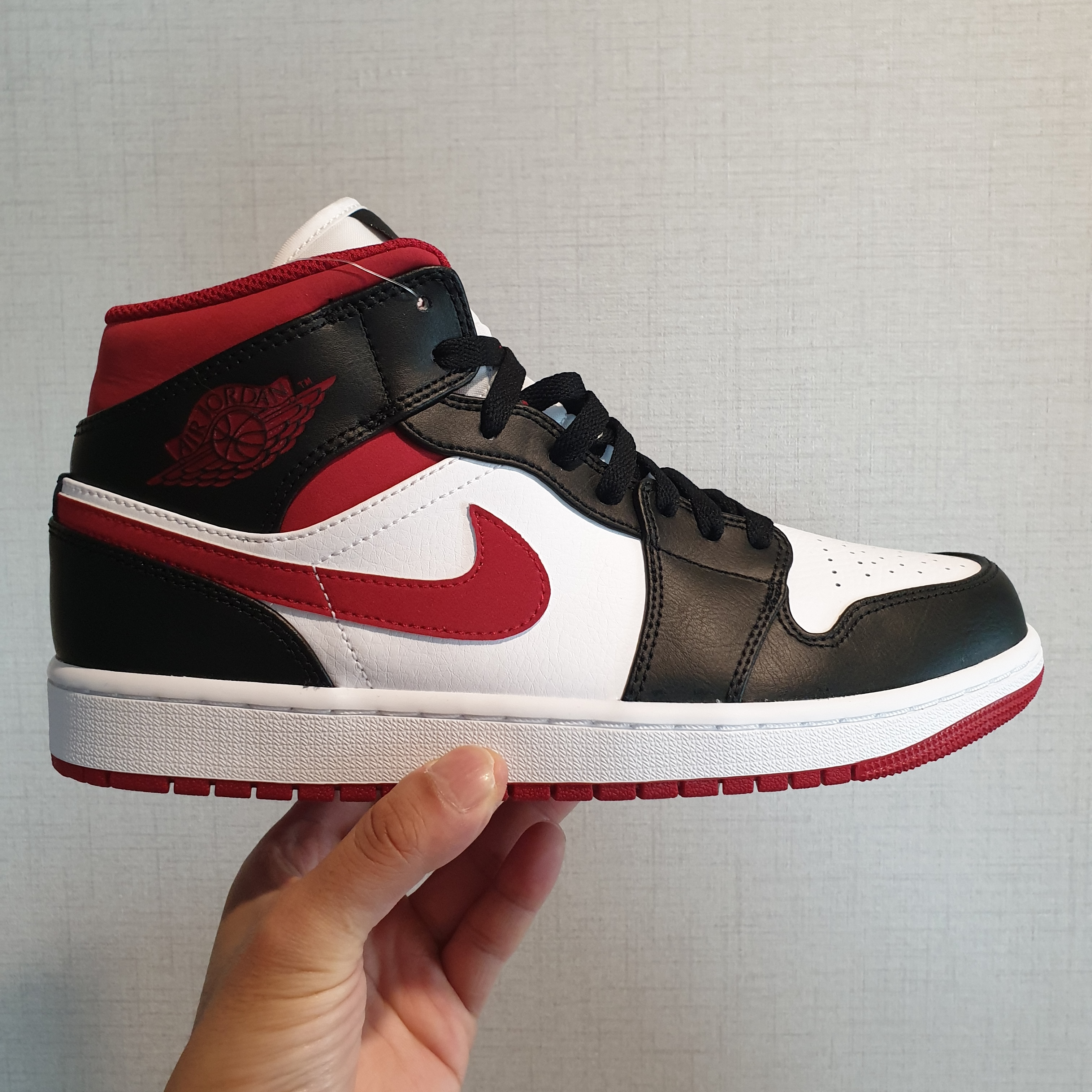 Jordan 1 Mid Gym Red Black White 착용 스타일