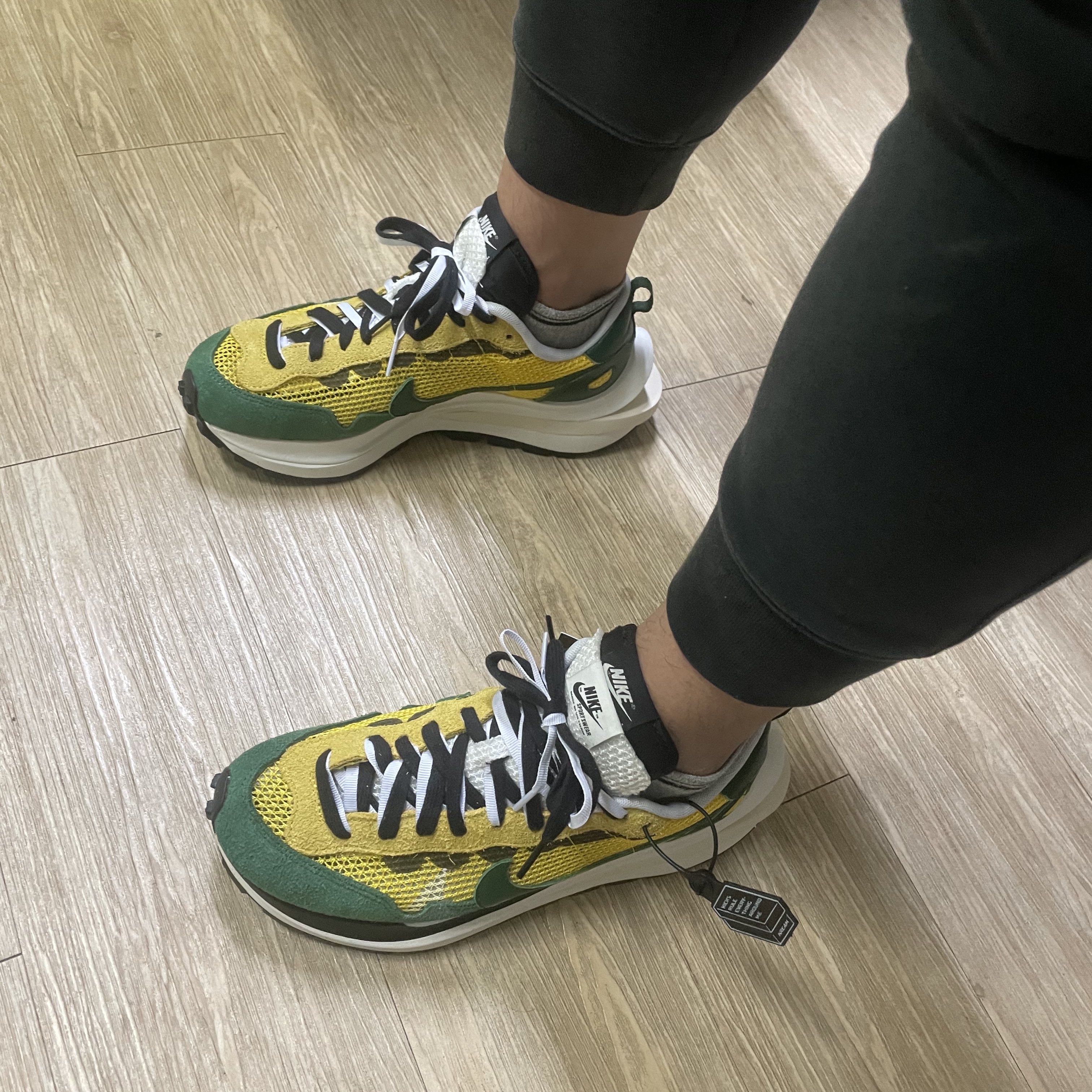 Nike x Sacai VaporWaffle Tour Yellow & Gorge Green Sail 착용 스타일 - 1