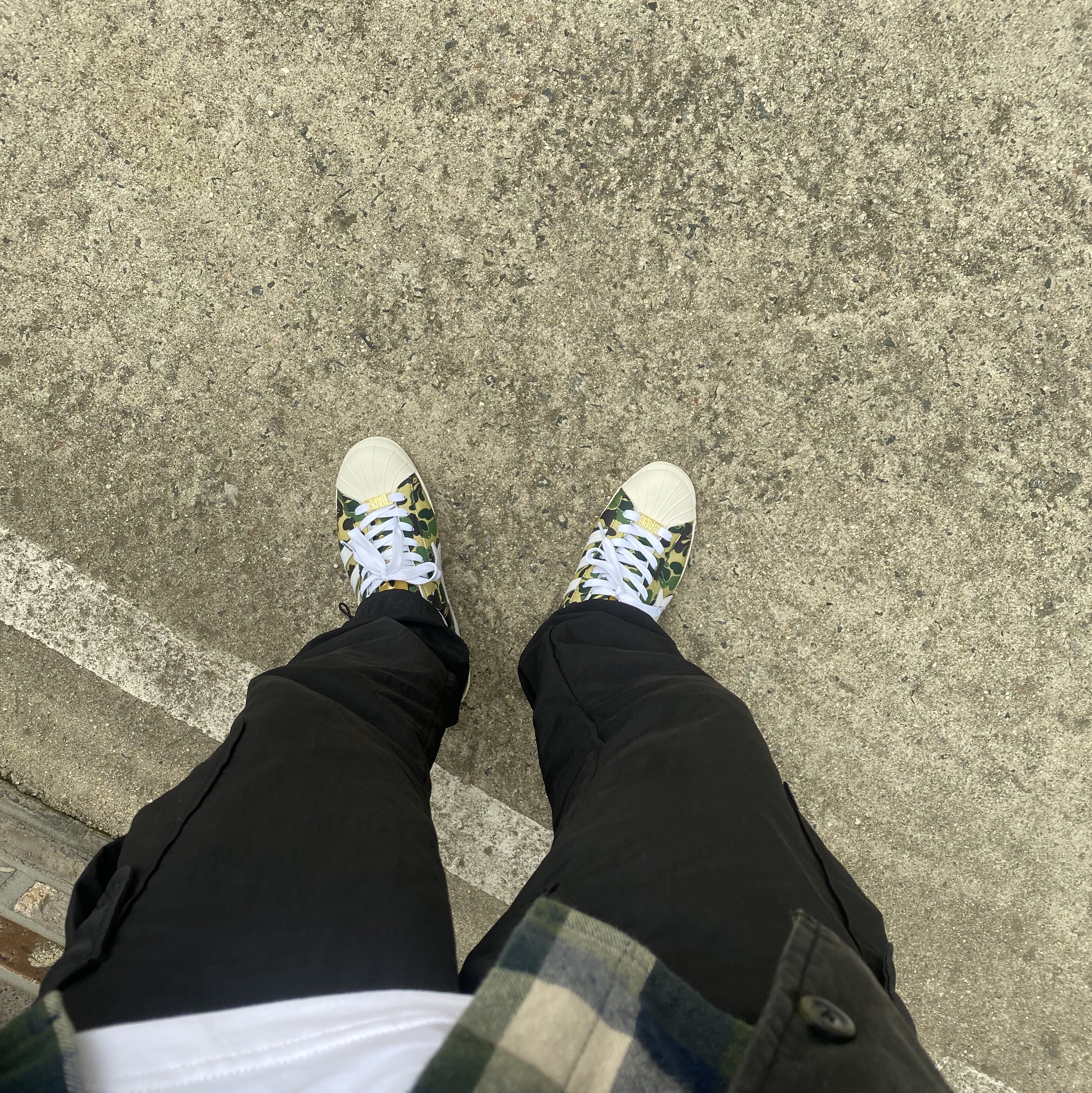 Adidas x BAPE Superstar 80s Green Camo 착용 스타일