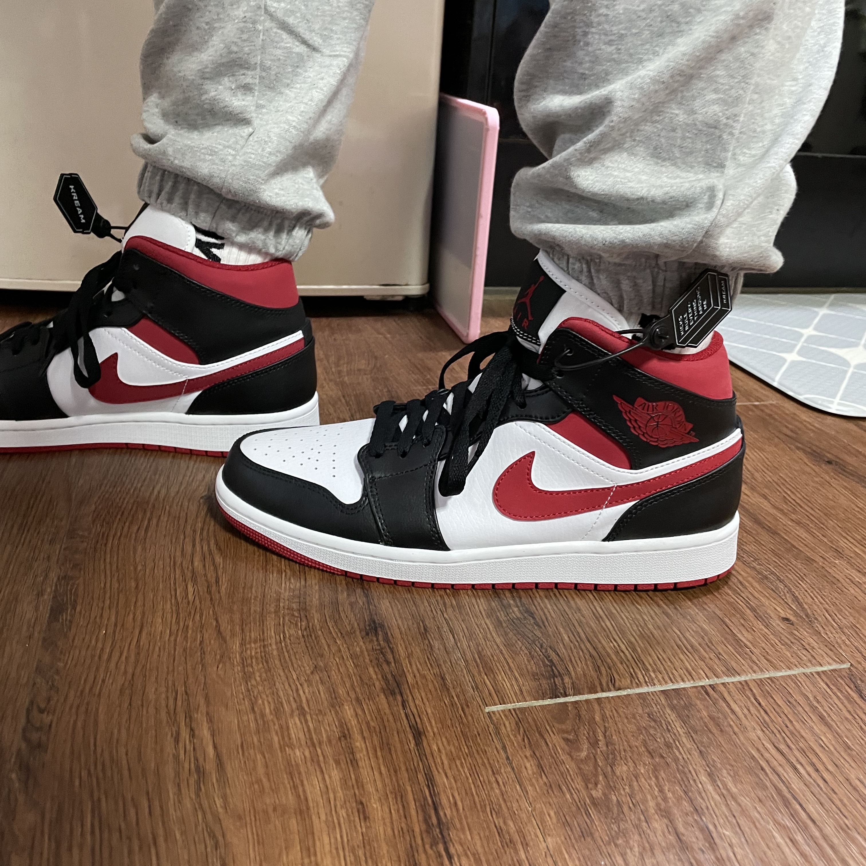Jordan 1 Mid Gym Red Black White 착용 스타일 - 3