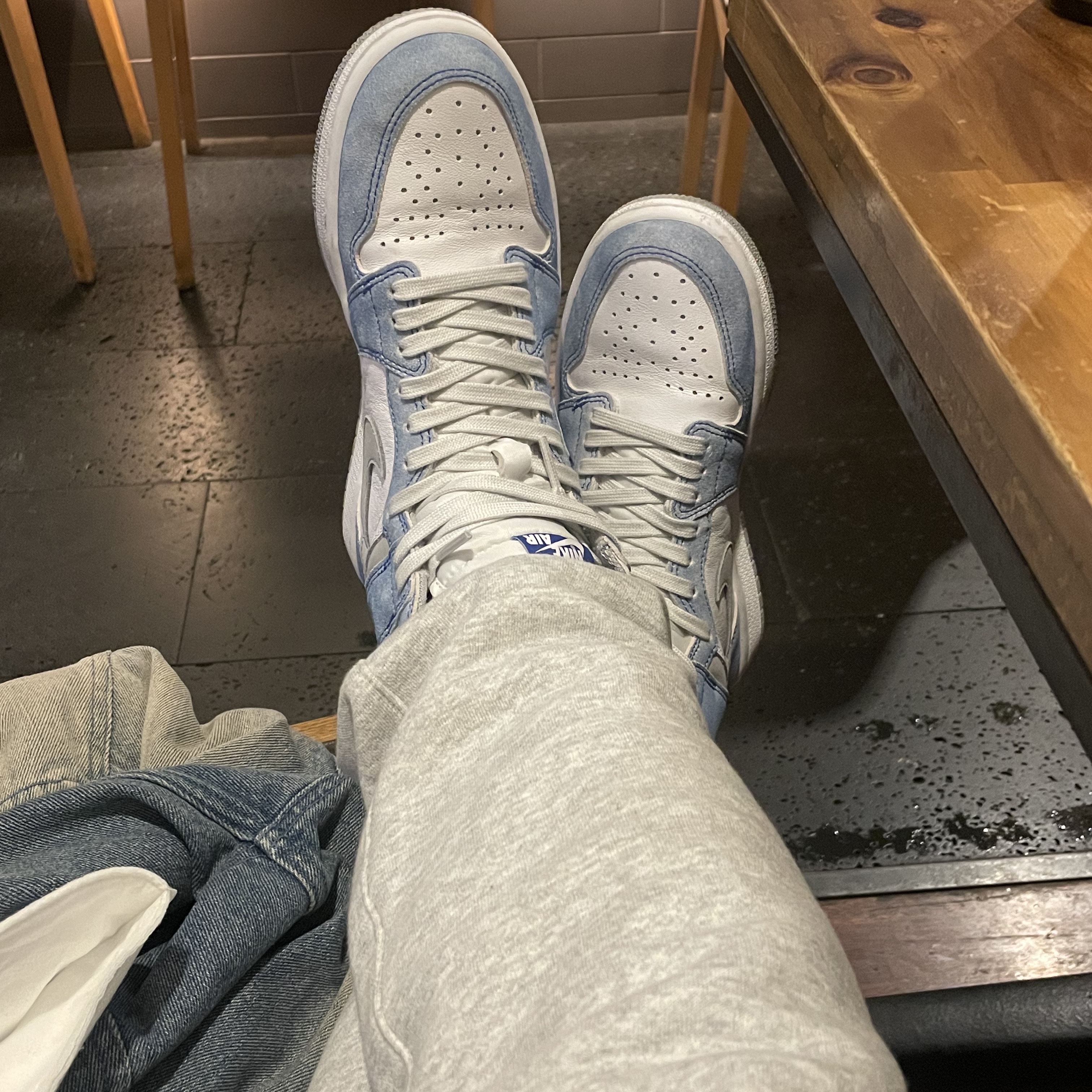 Jordan 1 Retro High OG Hyper Royal 착용 스타일