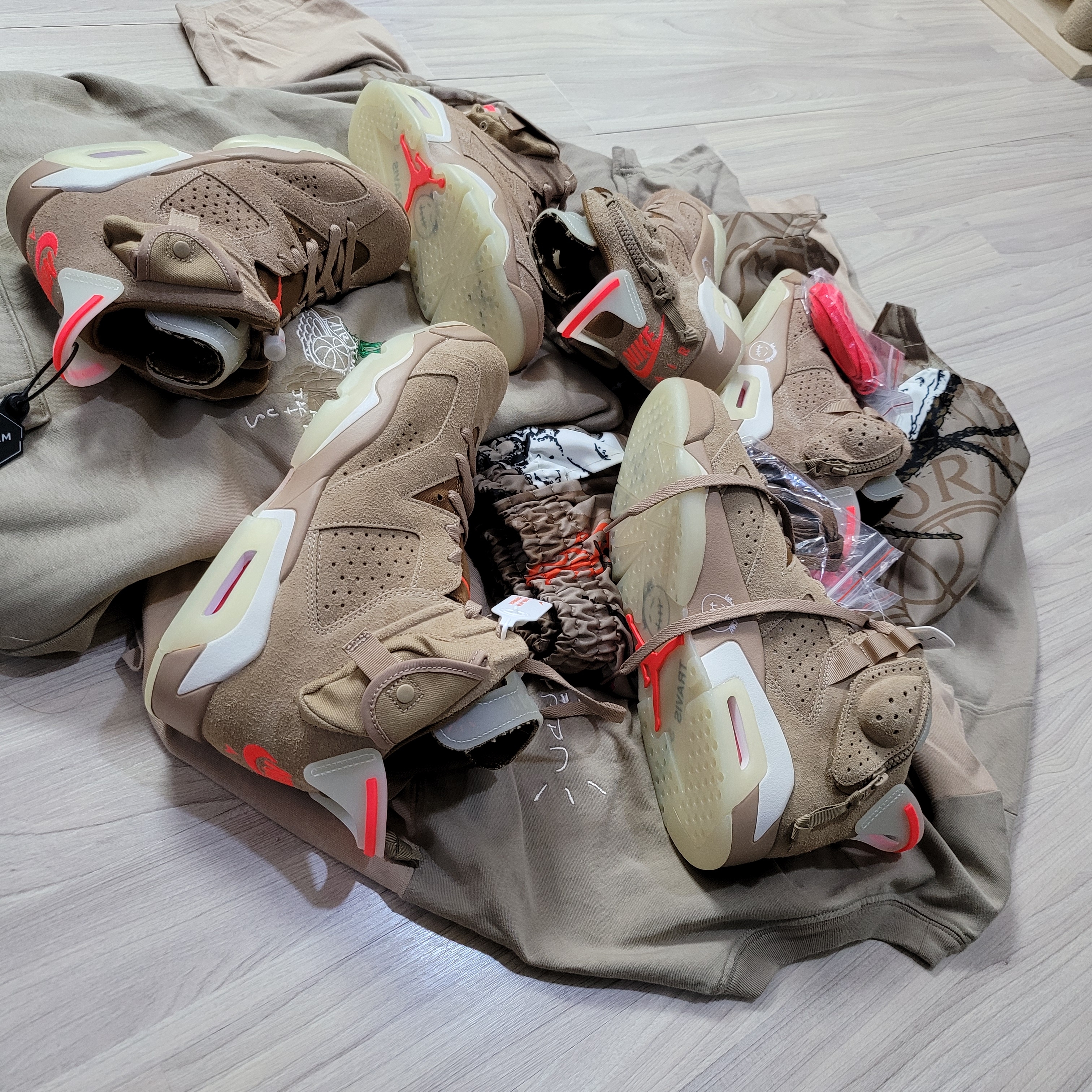 Jordan 6 x Travis Scott Retro SP British Khaki, Jordan x Travis Scott S/S Top - Asia 착용 스타일