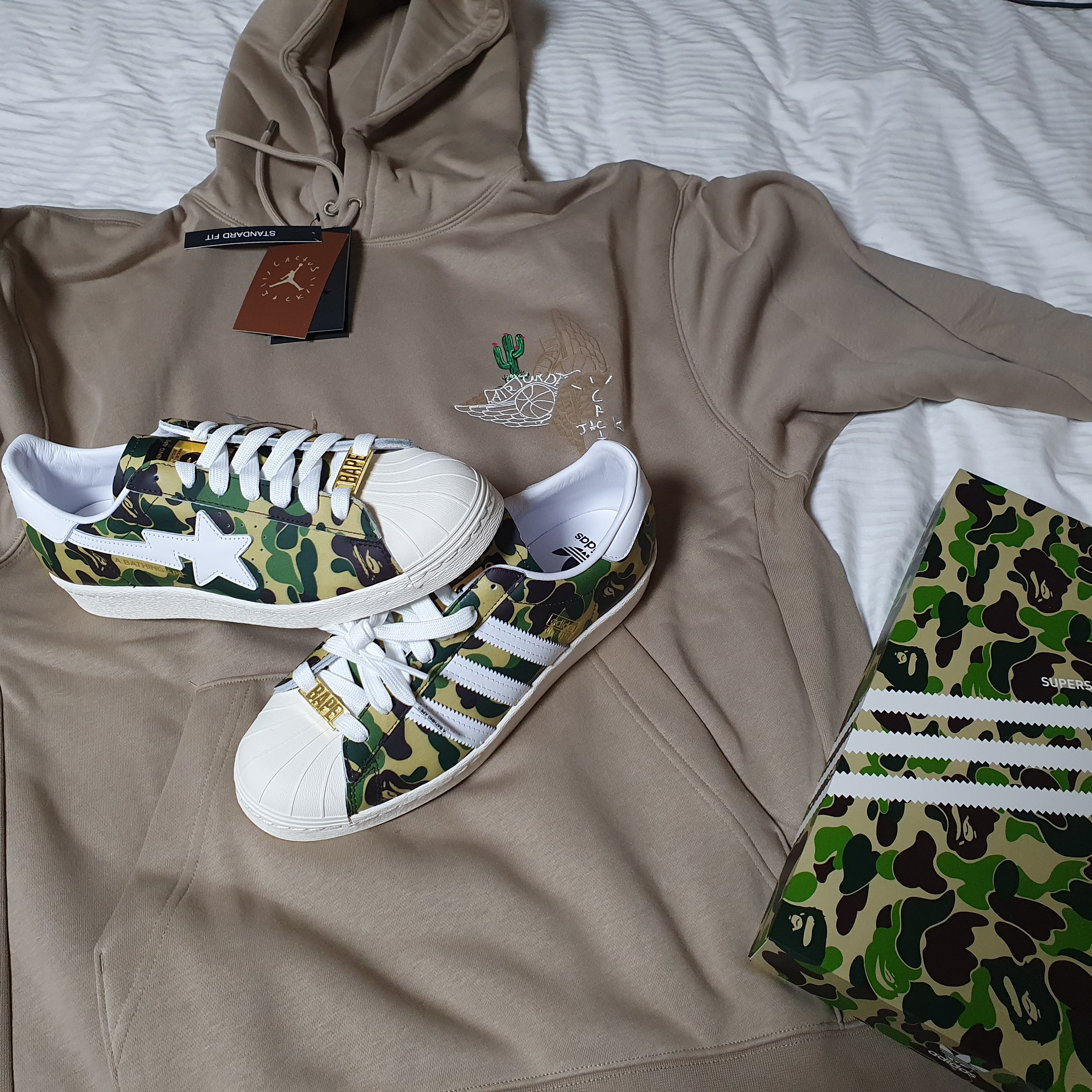 Jordan x Travis Scott Pullover Hoodie - Asia, Adidas x BAPE Superstar 80s Green Camo 착용 스타일 - 1