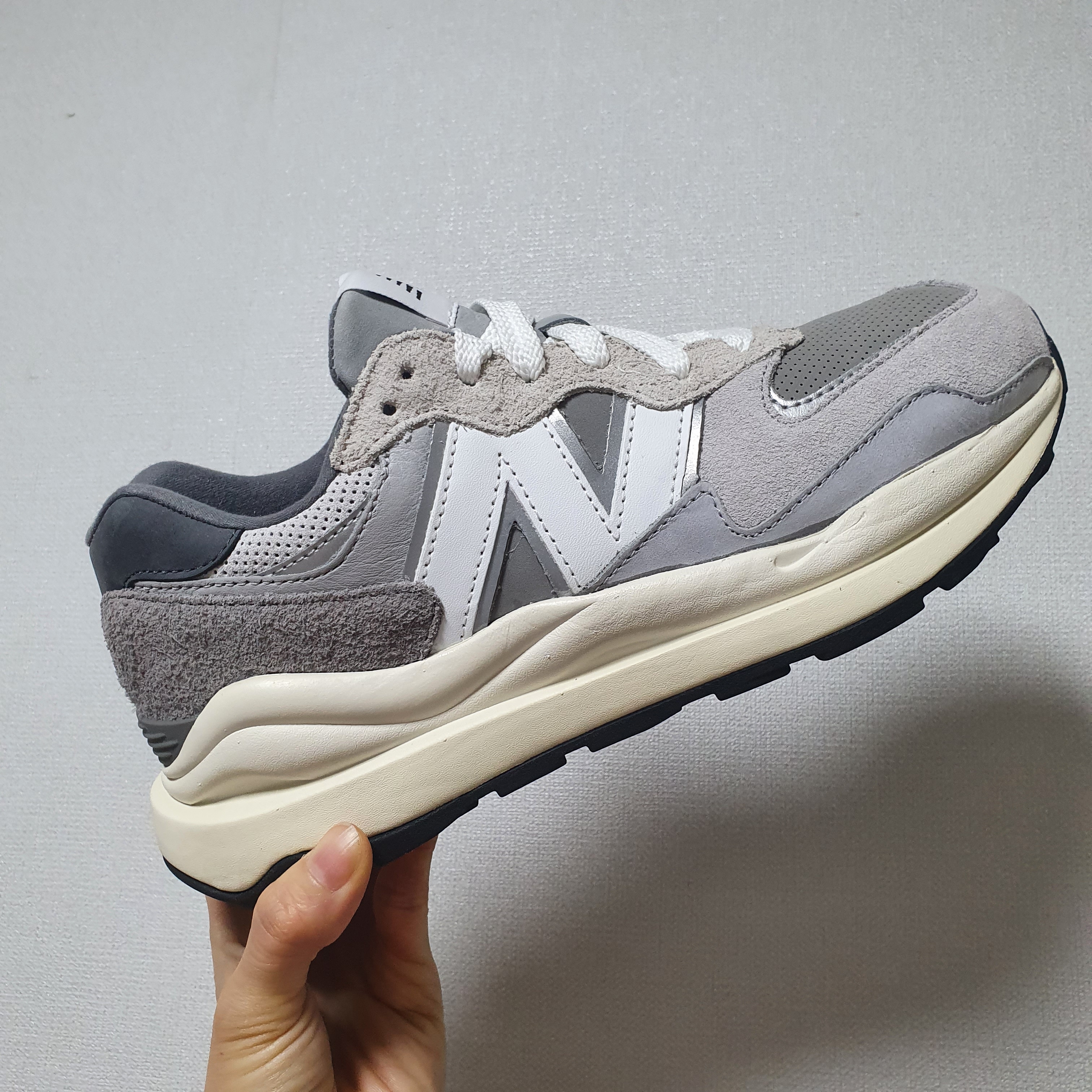 New Balance 5740 Grey 착용 스타일 - 1