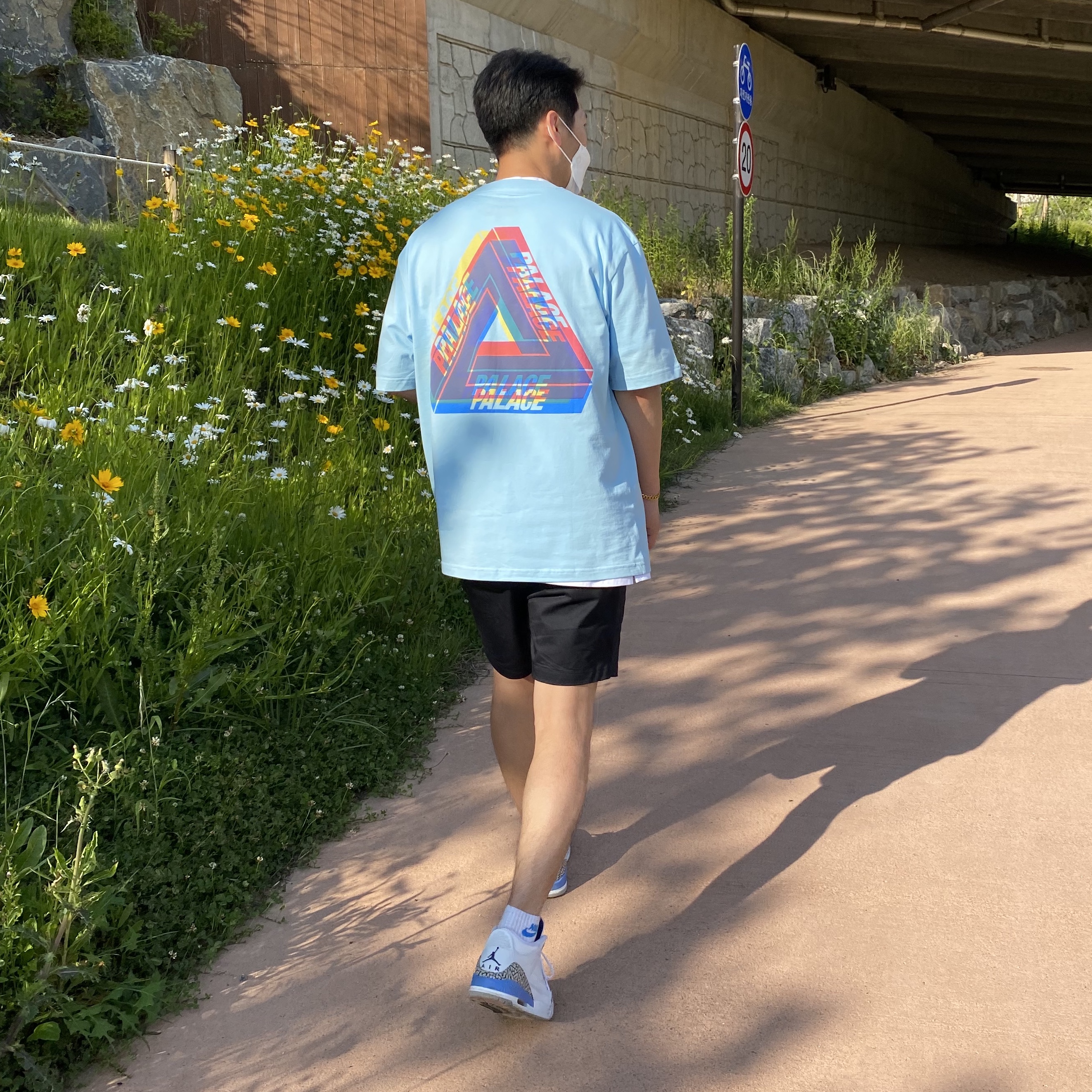 Palace Tri-Ferg Colour Blur T-Shirt Pale Blue - 20FW, Jordan 3 Retro UNC 2020 착용 스타일