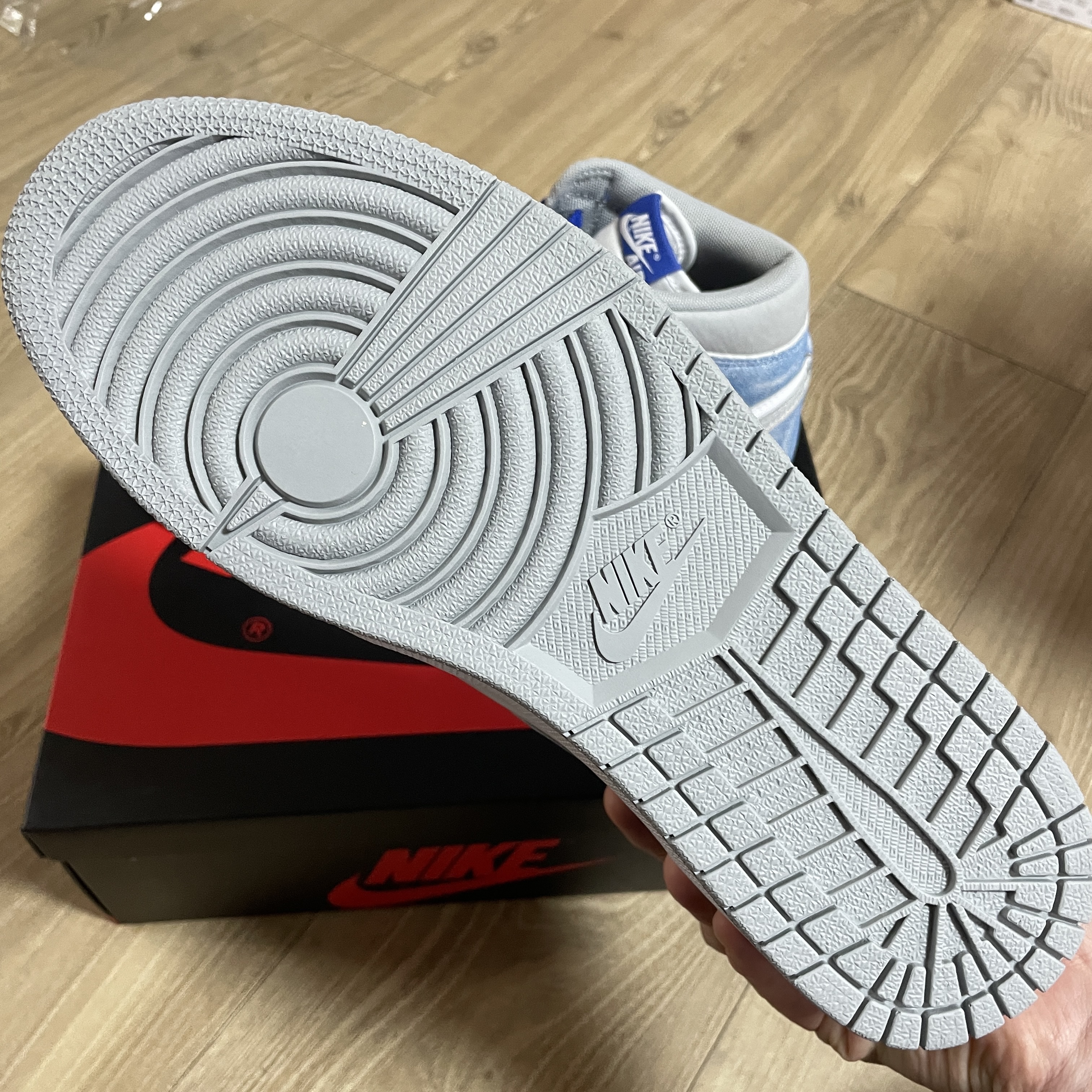 Jordan 1 Retro High OG Hyper Royal 착용 스타일 - 5