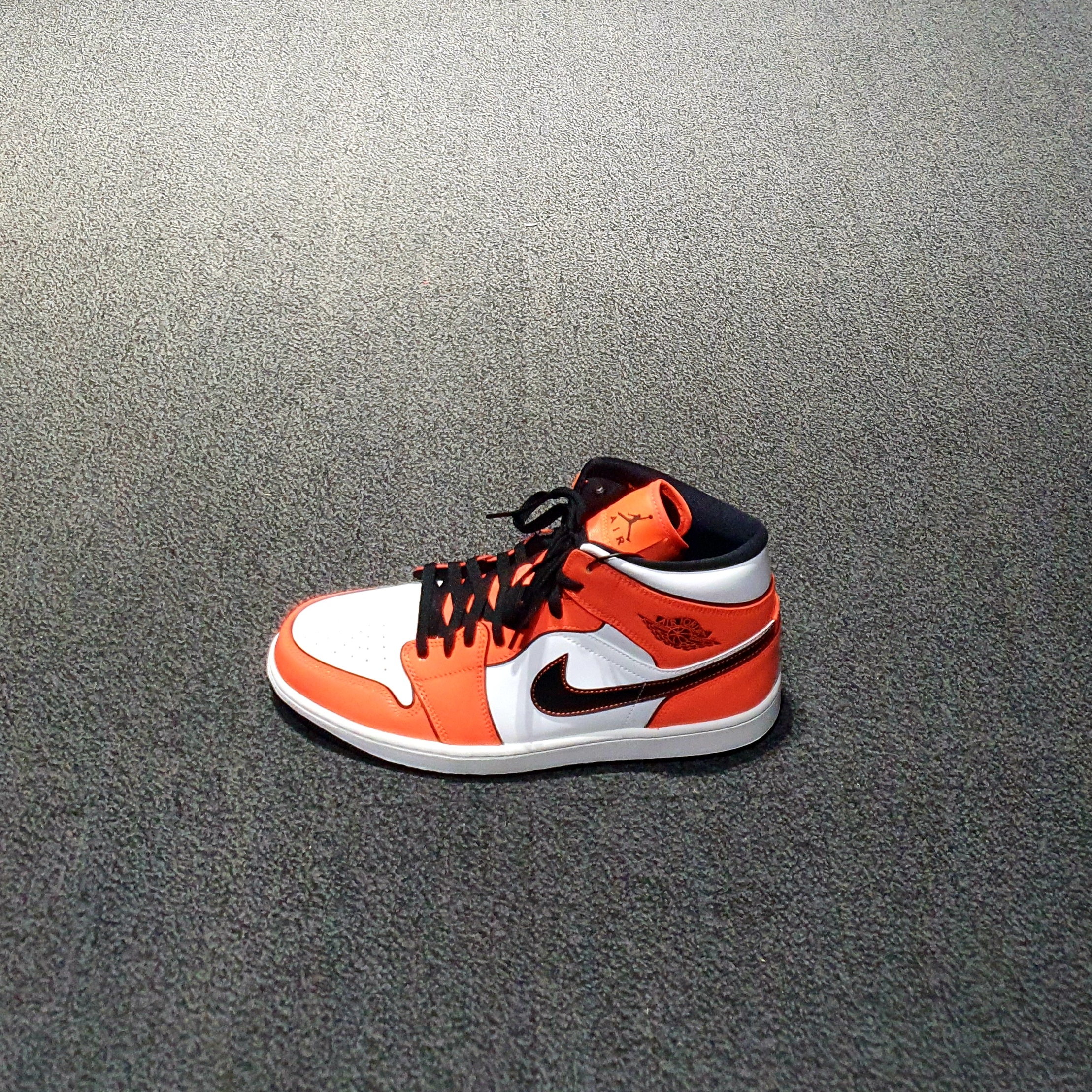 Jordan 1 Mid SE Turf Orange 착용 스타일