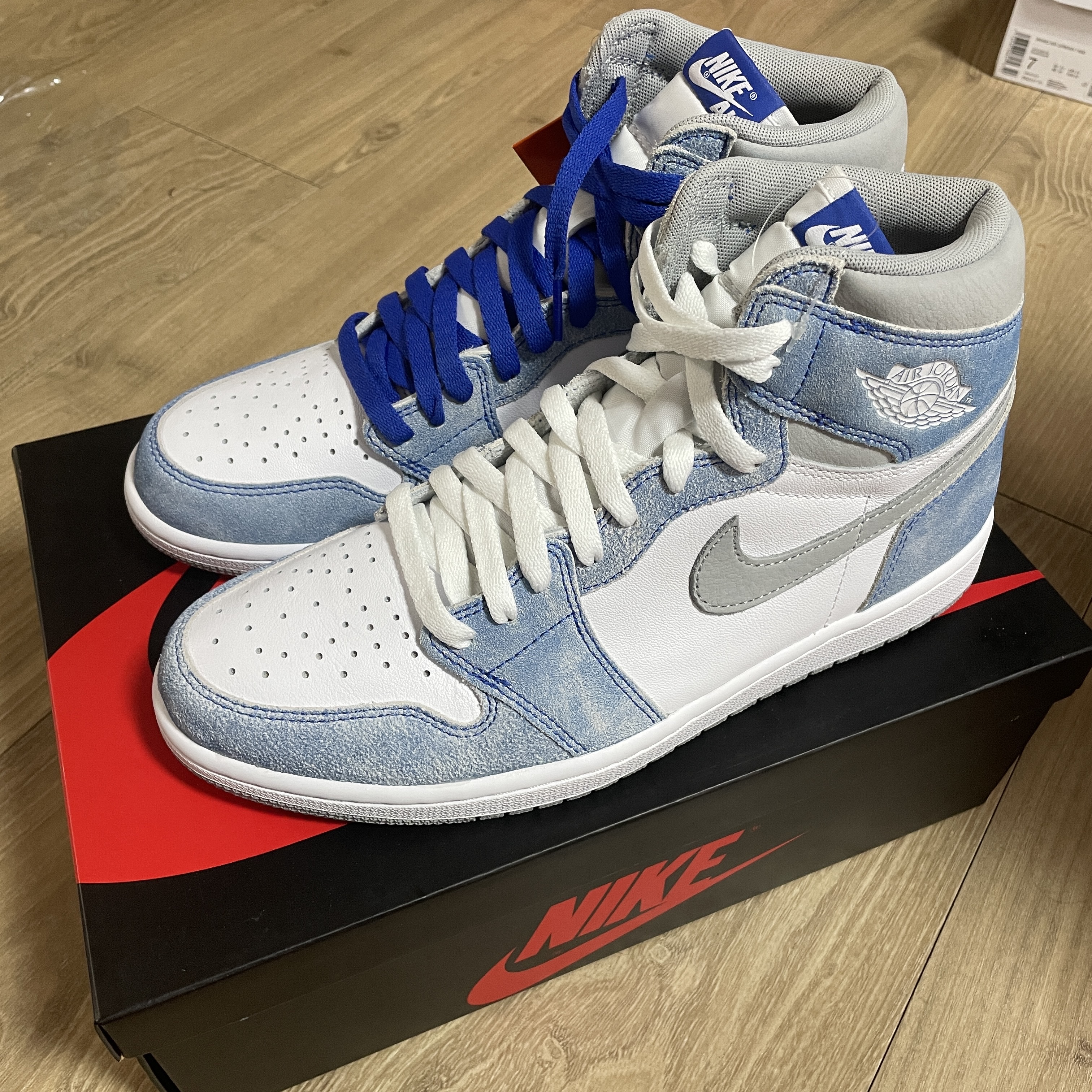 Jordan 1 Retro High OG Hyper Royal 착용 스타일 - 1