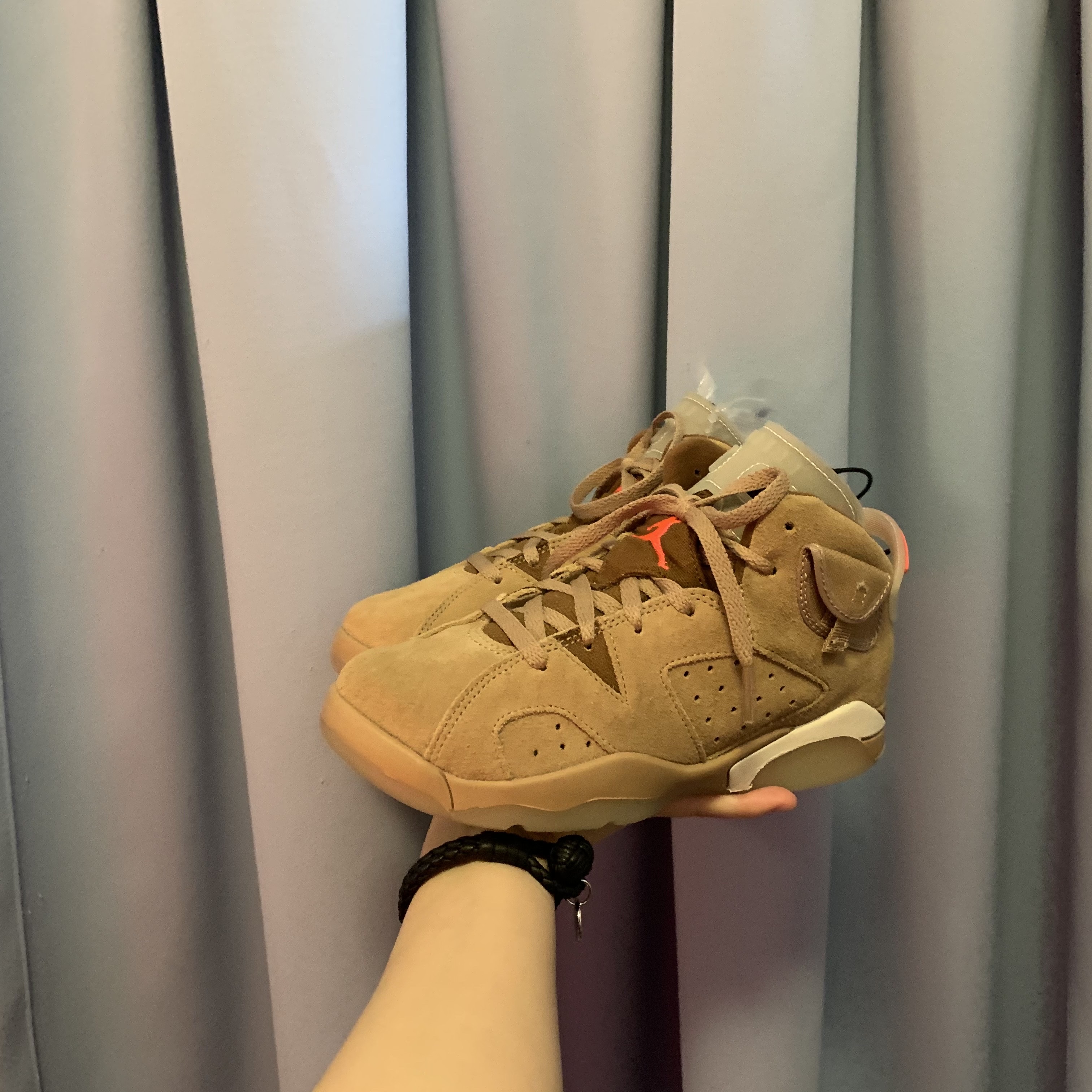 (PS) Jordan 6 x Travis Scott Retro SP British Khaki 착용 스타일 - 1