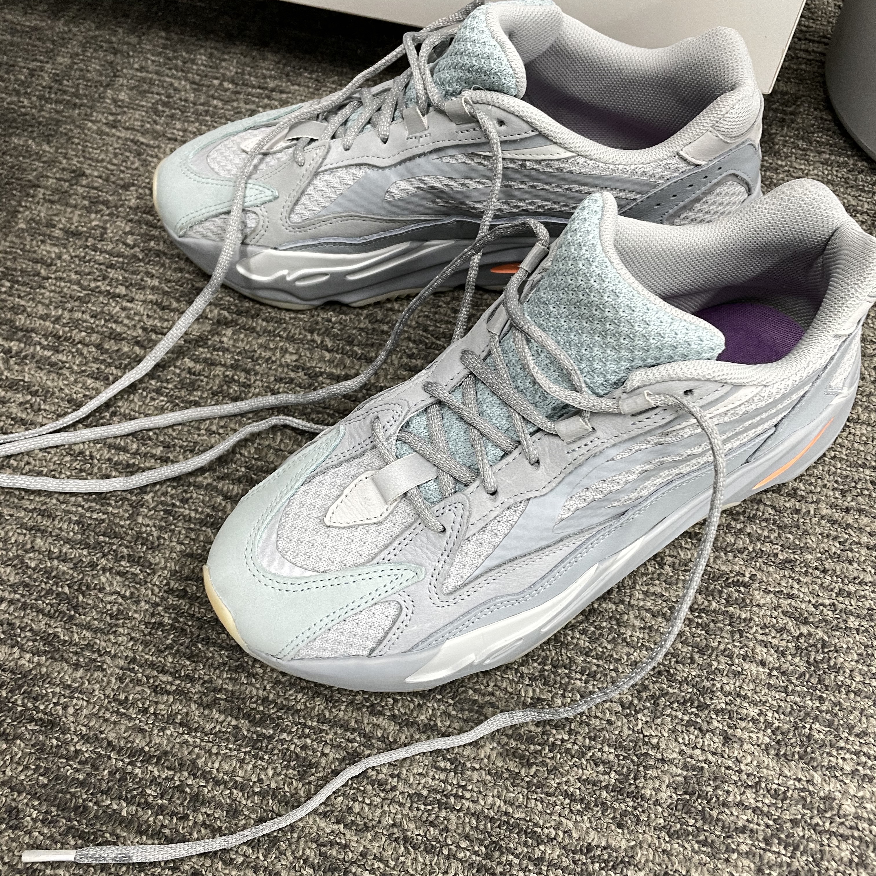 Adidas Yeezy Boost 700 V2 Inertia 착용 스타일 - 1