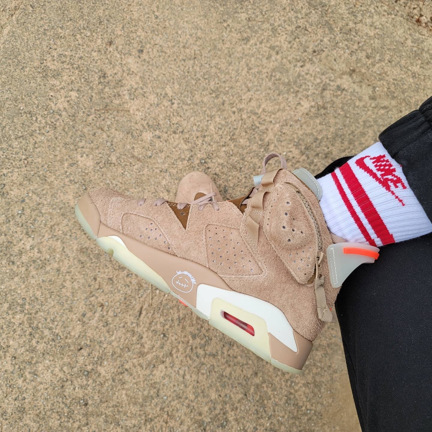 Jordan 6 x Travis Scott Retro SP British Khaki, (TD) Jordan 6 x Travis Scott Retro SP British Khaki 착용 스타일 - 3