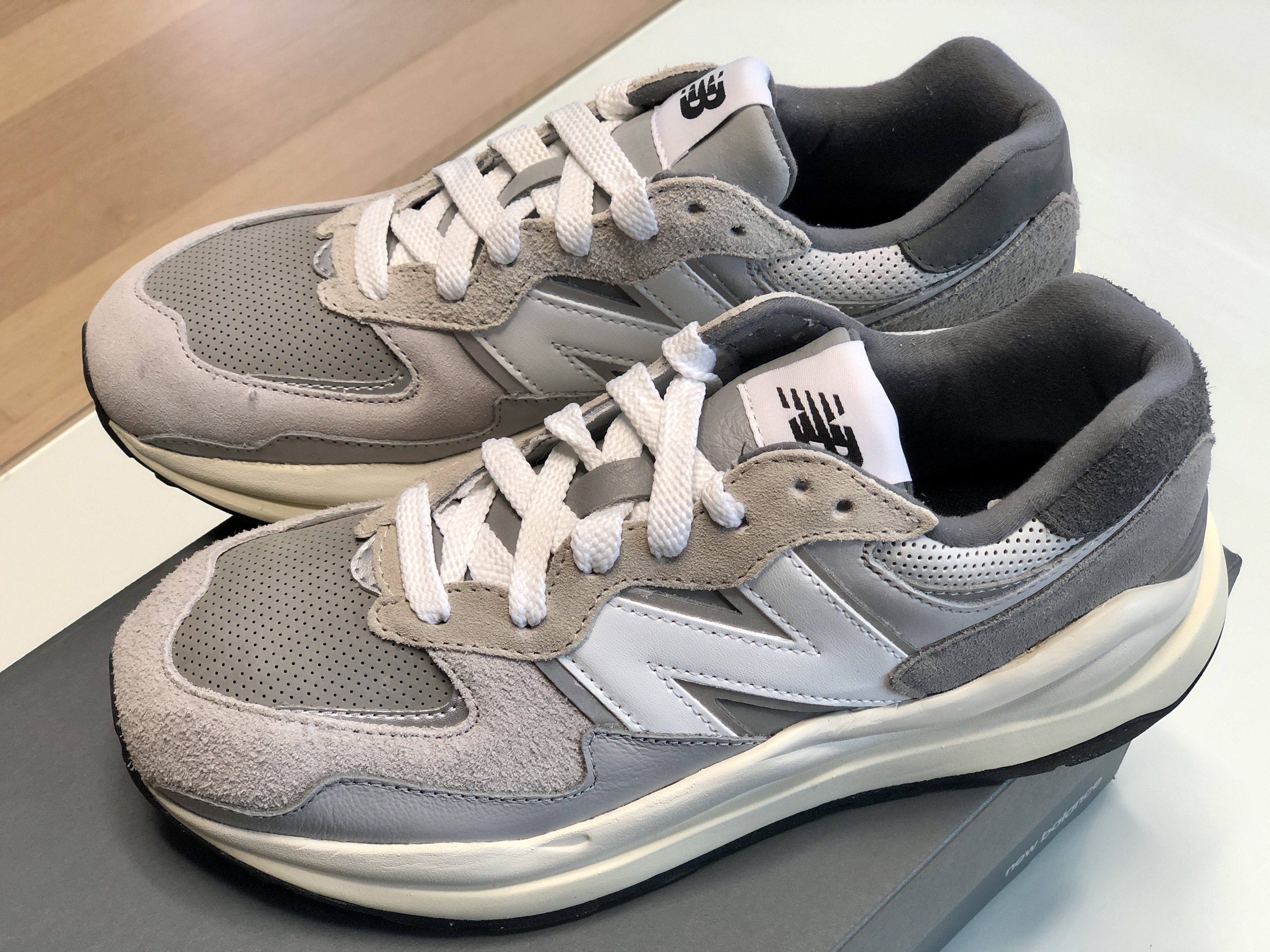 New Balance 5740 Grey 착용 스타일