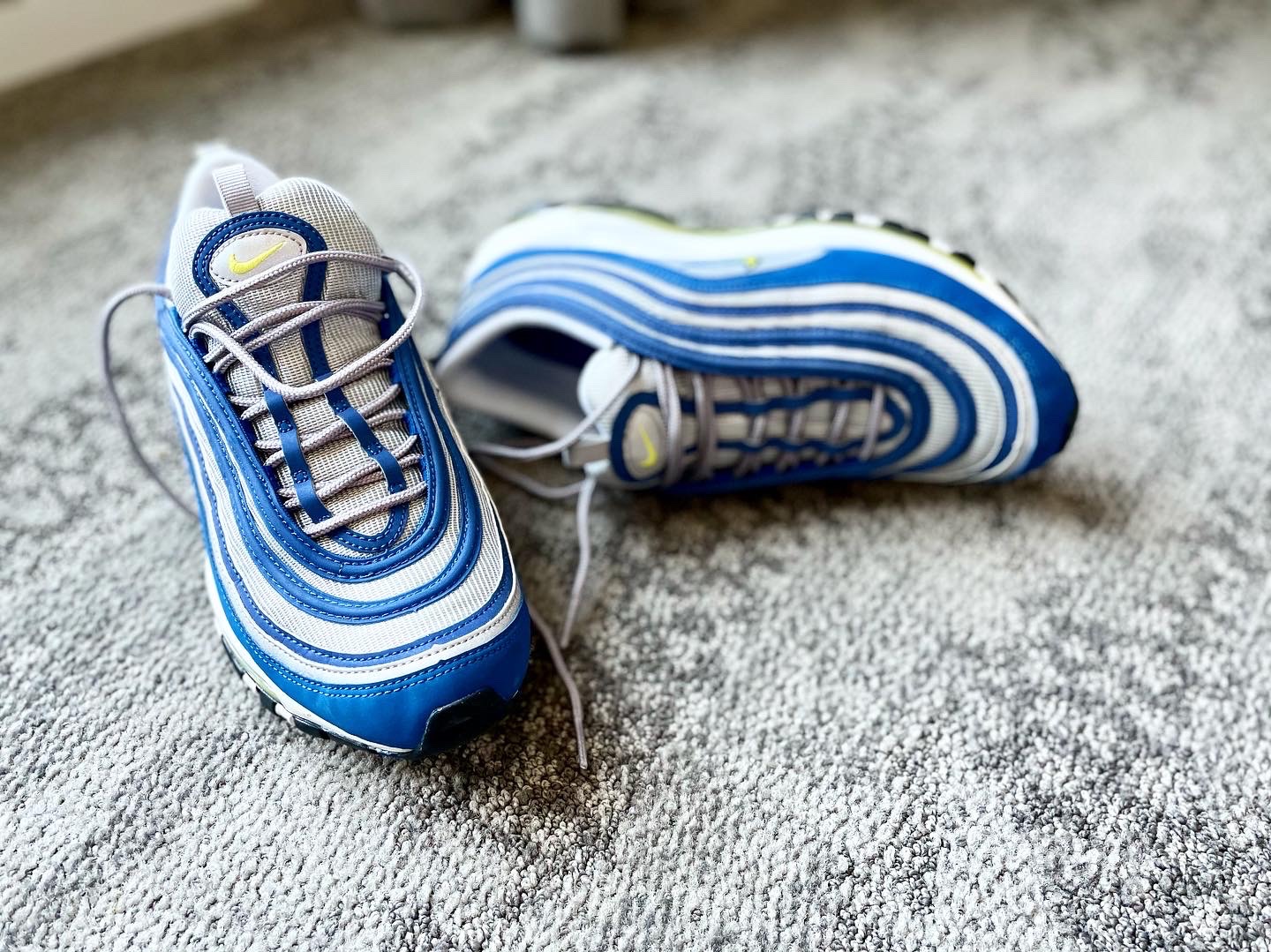 Nike Air Max 97 OG Royal Neon 착용 스타일 - 3