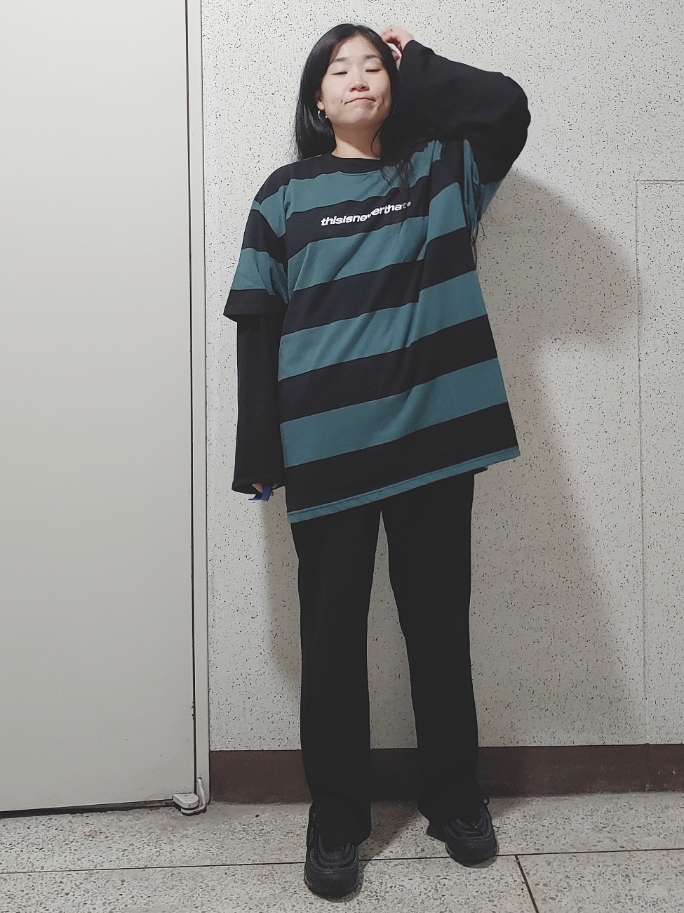 (W) Nike Air Max 97 Black Dark Grey 착용 스타일 - 5