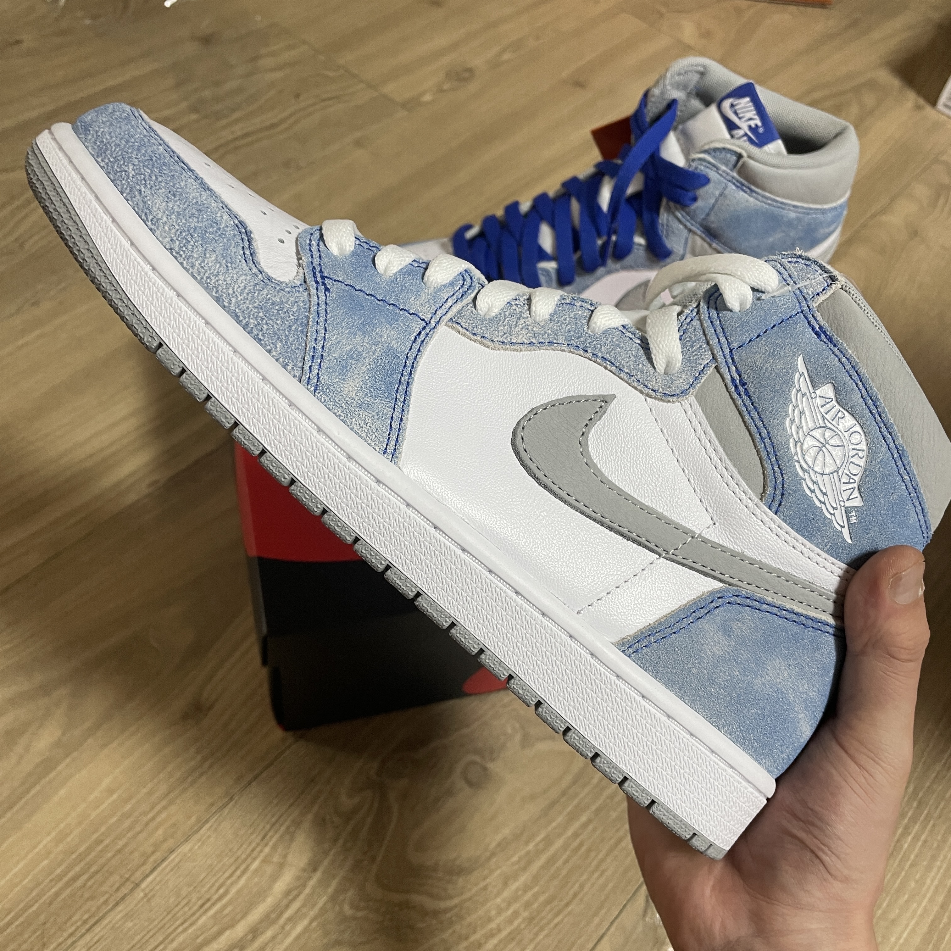 Jordan 1 Retro High OG Hyper Royal 착용 스타일 - 2