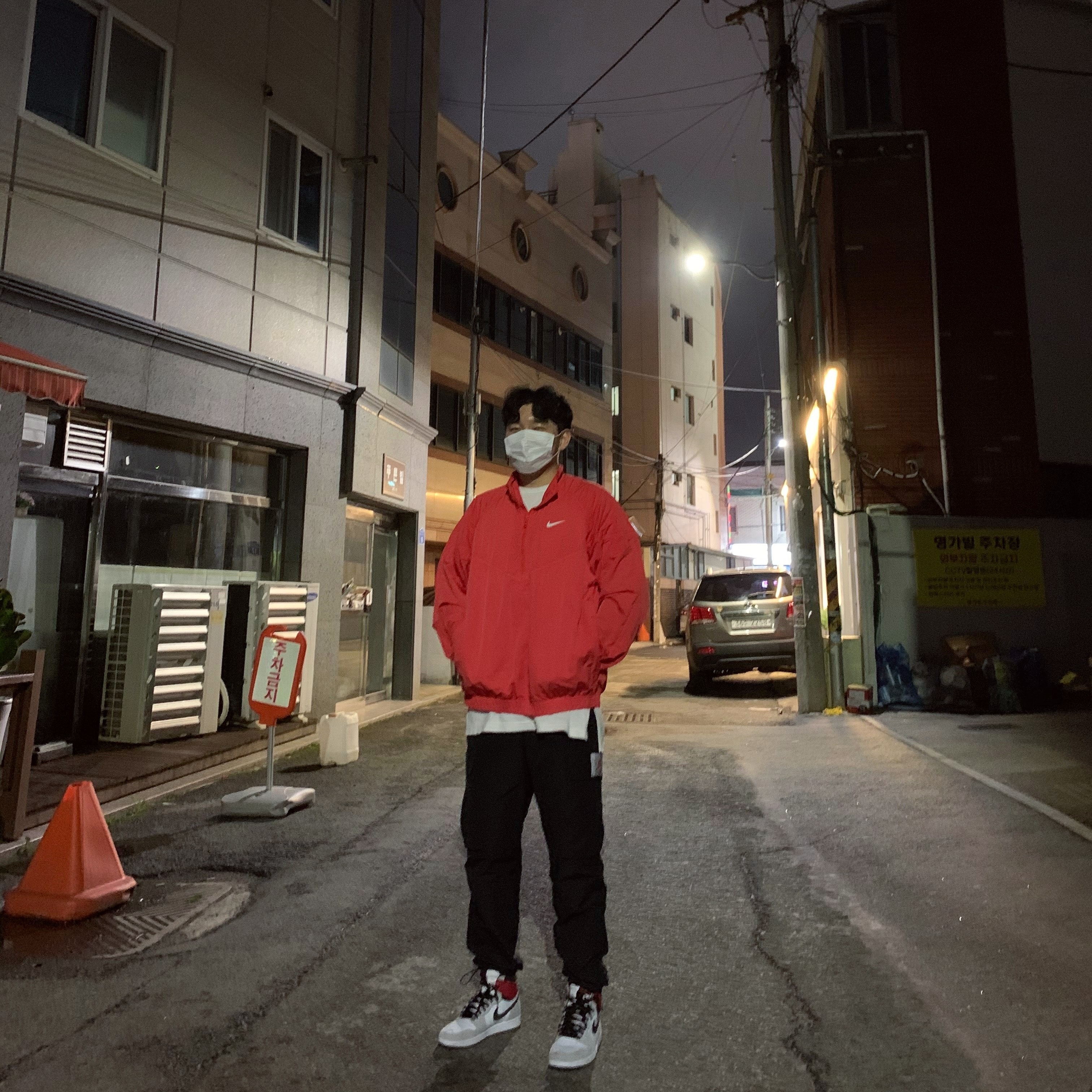 Nike x Stussy Windrunner Jacket Habanero Red, Jordan 1 Retro High OG Light Smoke Grey 착용 스타일