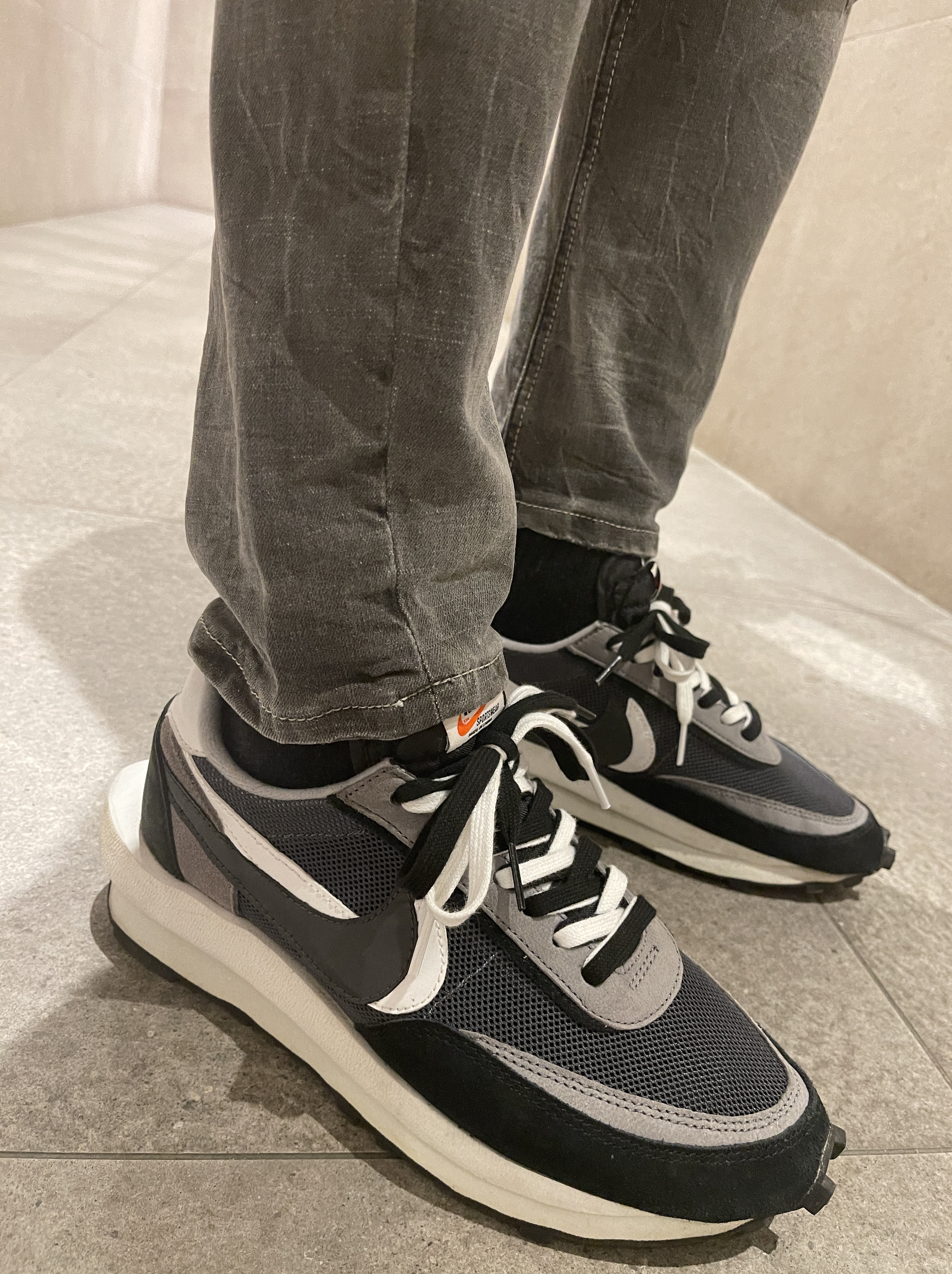 Nike x Sacai LDWaffle Black 착용 스타일 - 2