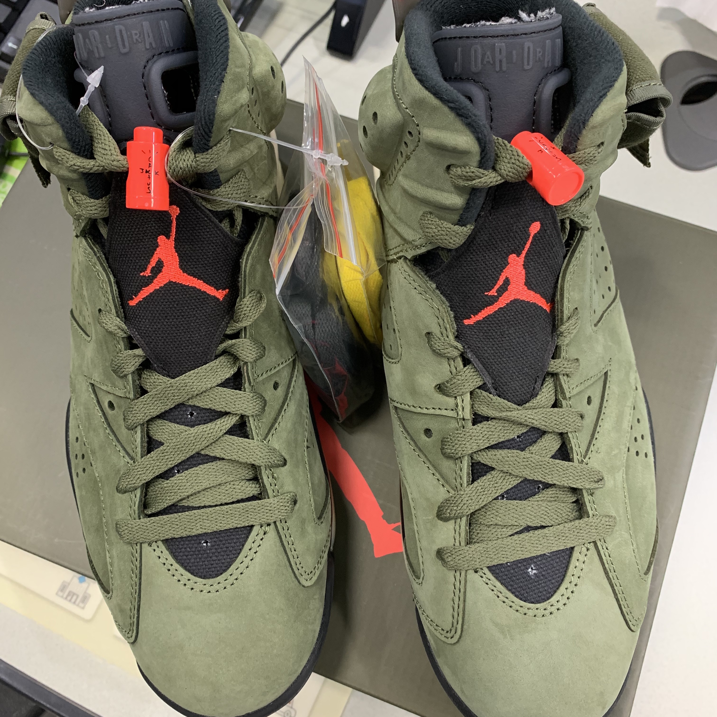 Jordan 6 x Travis Scott Retro Olive 착용 스타일 - 5