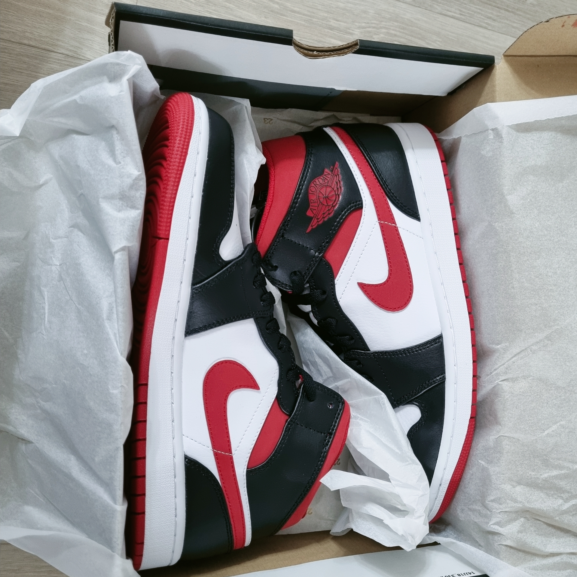 Jordan 1 Mid Gym Red Black White 착용 스타일 - 2
