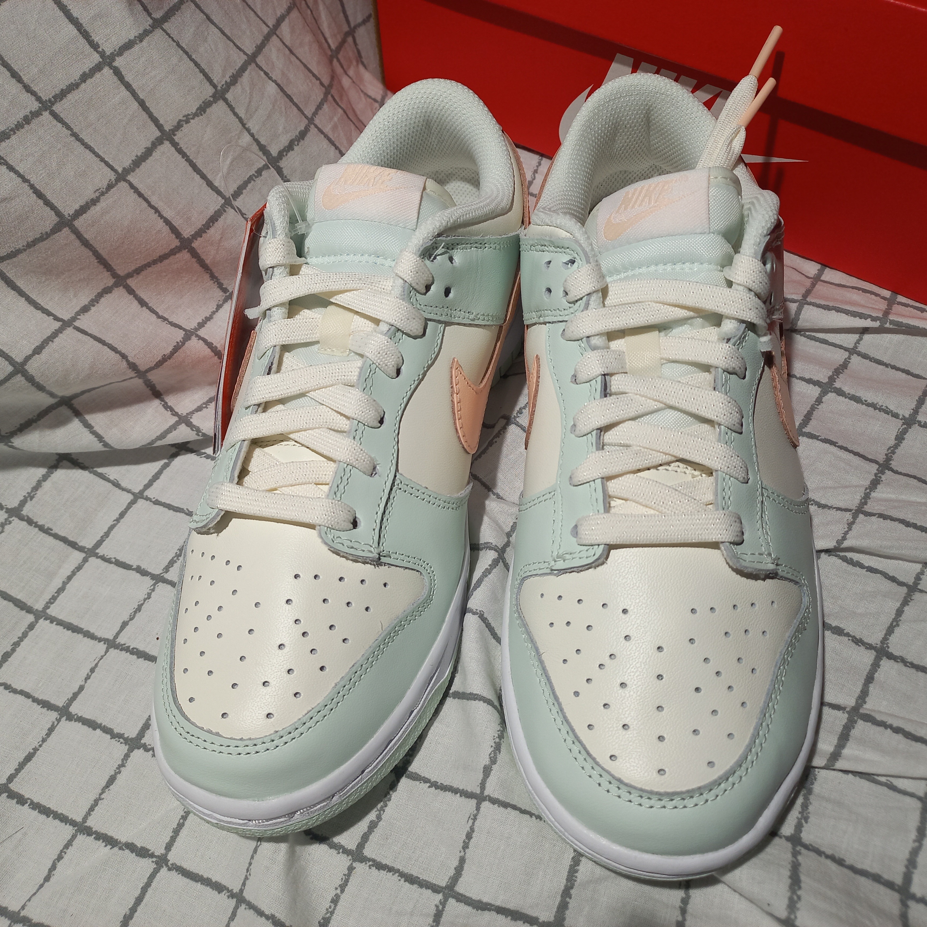 (W) Nike Dunk Low Barely Green 착용 스타일 - 1