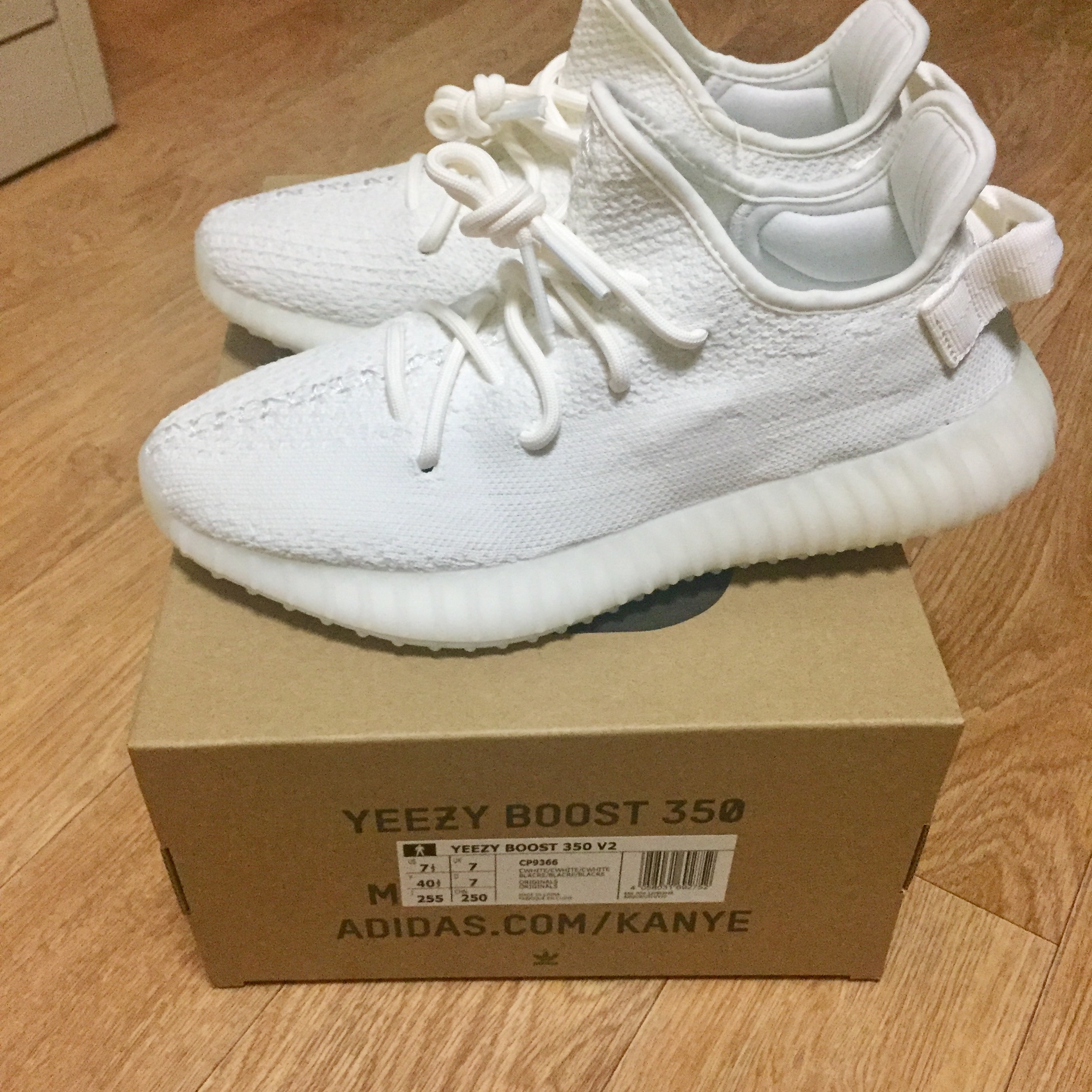 Adidas Yeezy Boost 350 V2 Cream/Triple White 착용 스타일 - 4