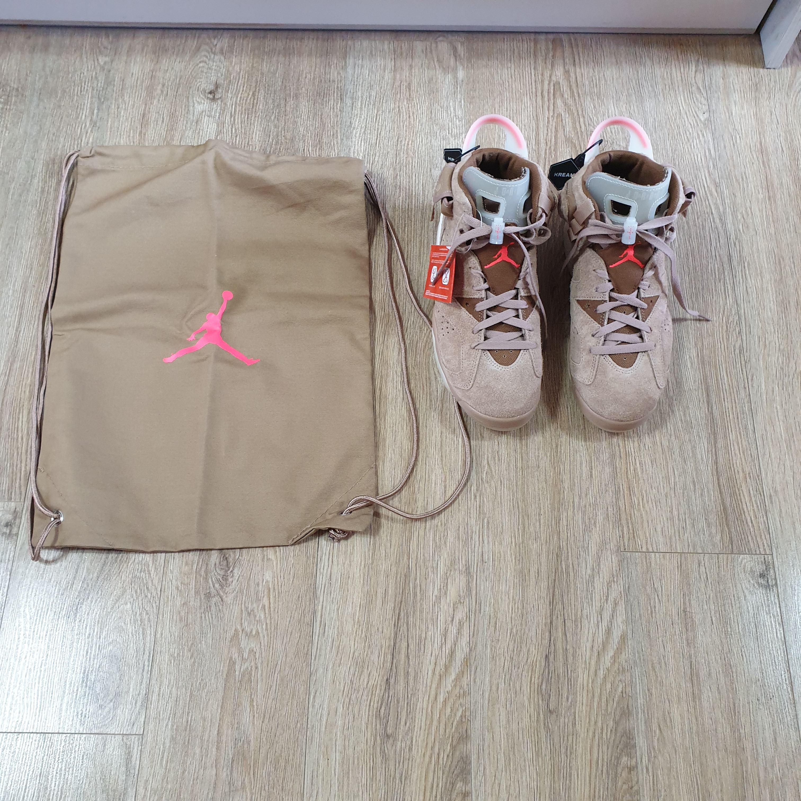 Jordan 6 x Travis Scott Retro SP British Khaki 착용 스타일 - 2