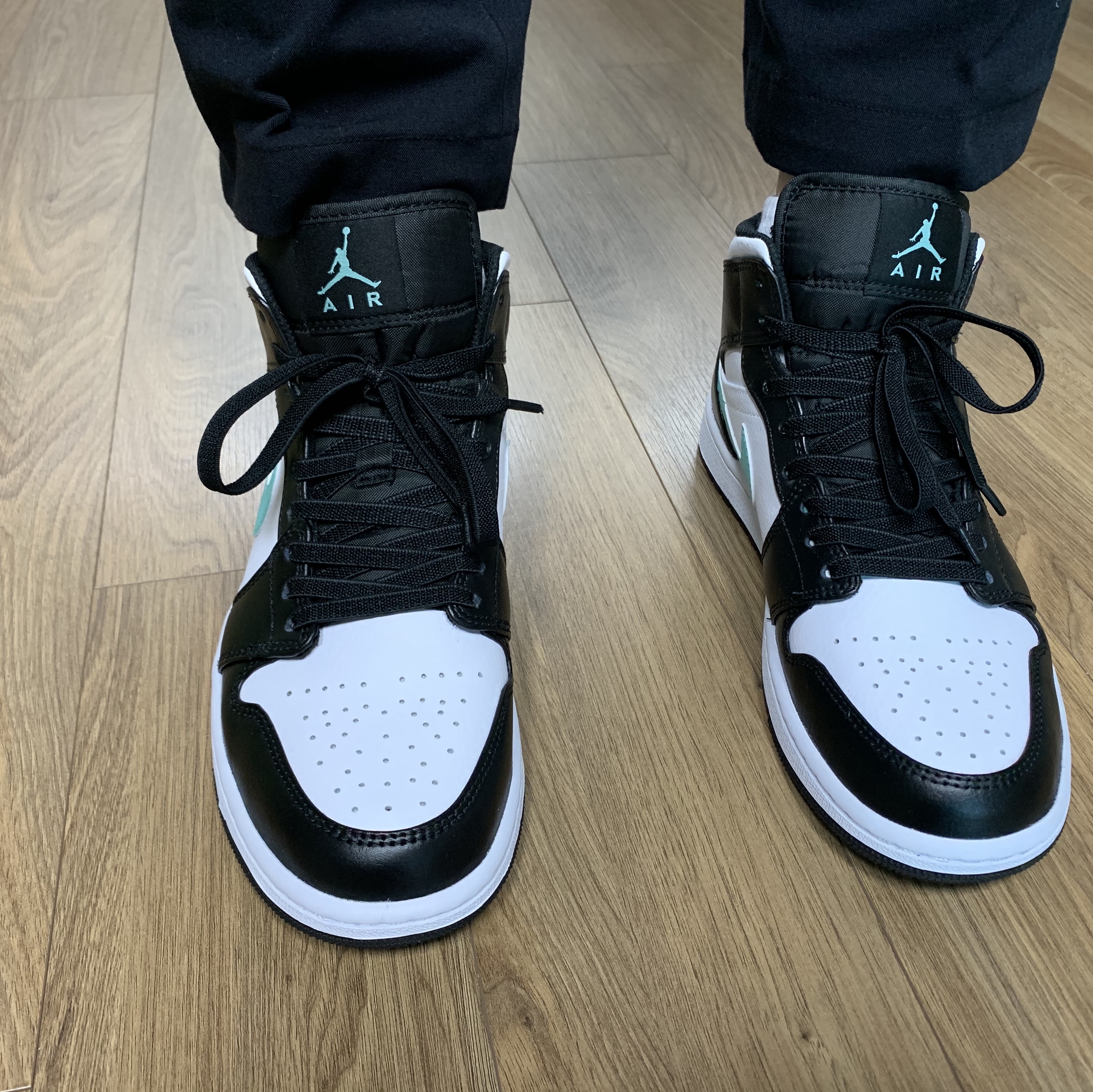 Jordan 1 Mid Tropical Twist 착용 스타일 - 2