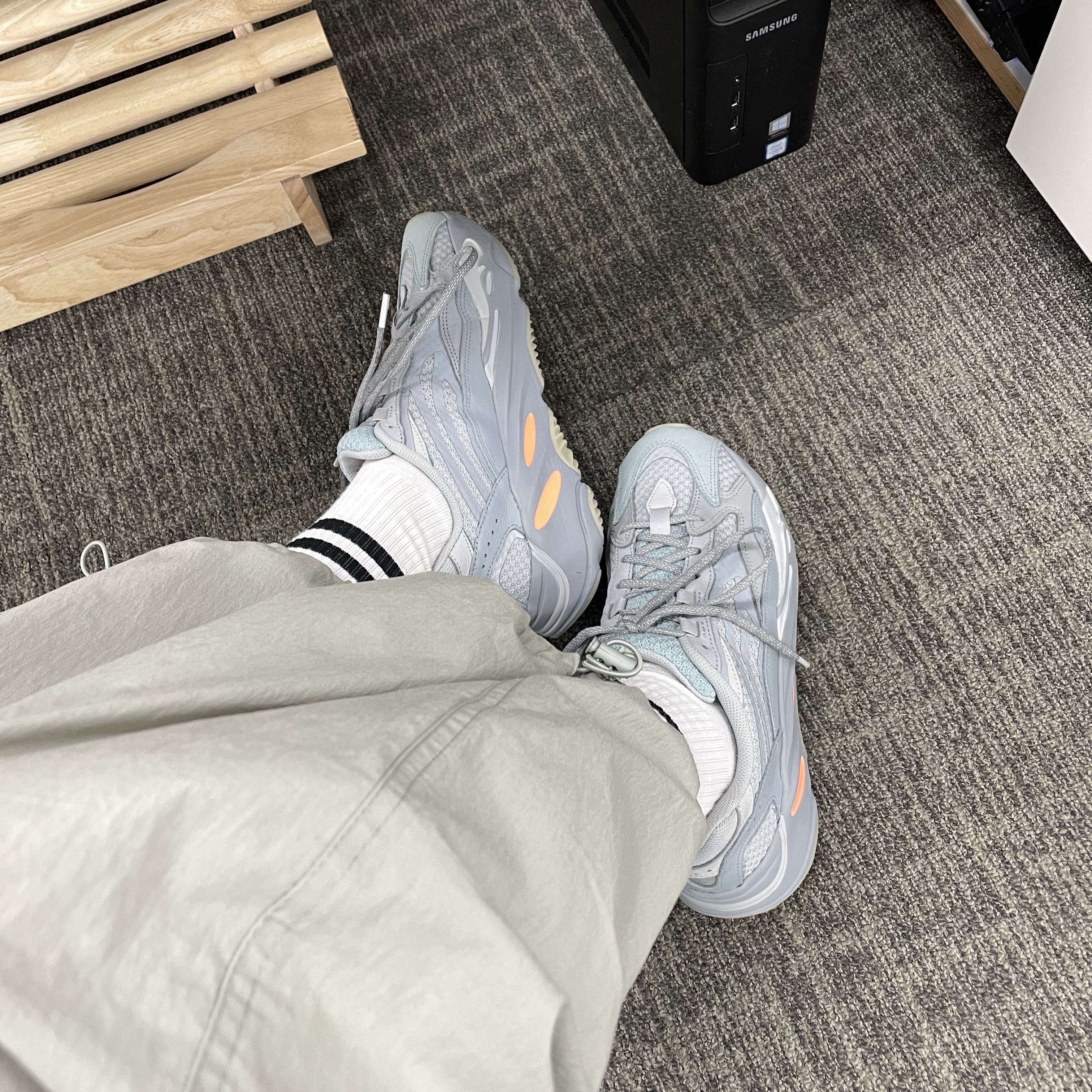 Adidas Yeezy Boost 700 V2 Inertia 착용 스타일 - 2