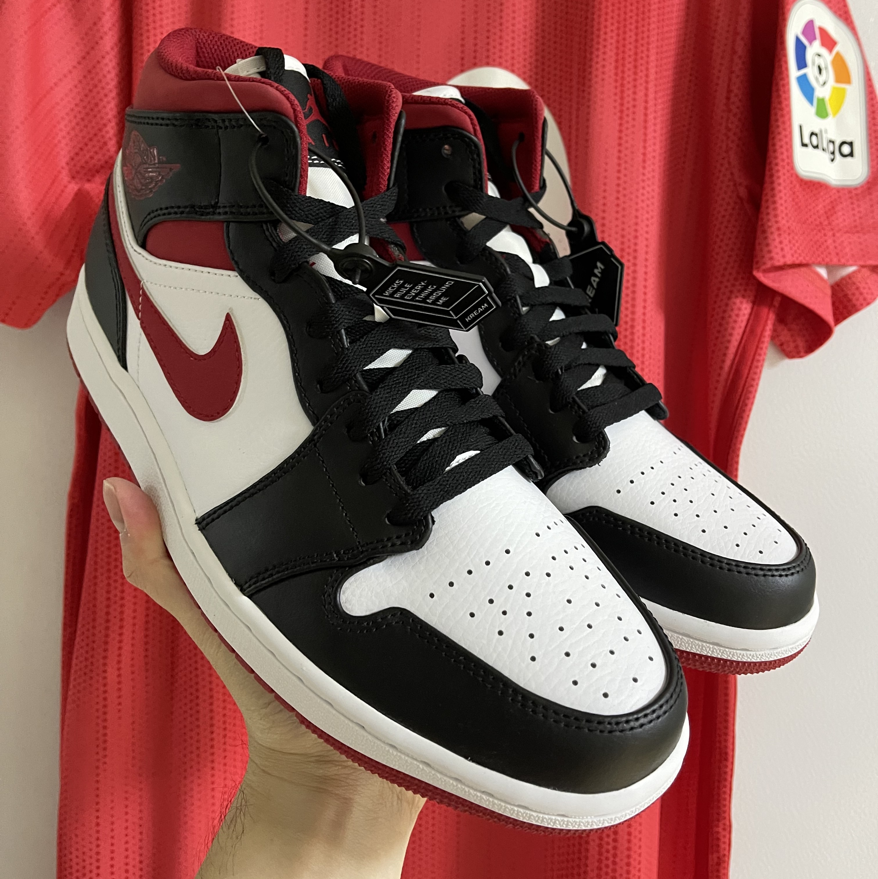 Jordan 1 Mid Gym Red Black White 착용 스타일 - 3