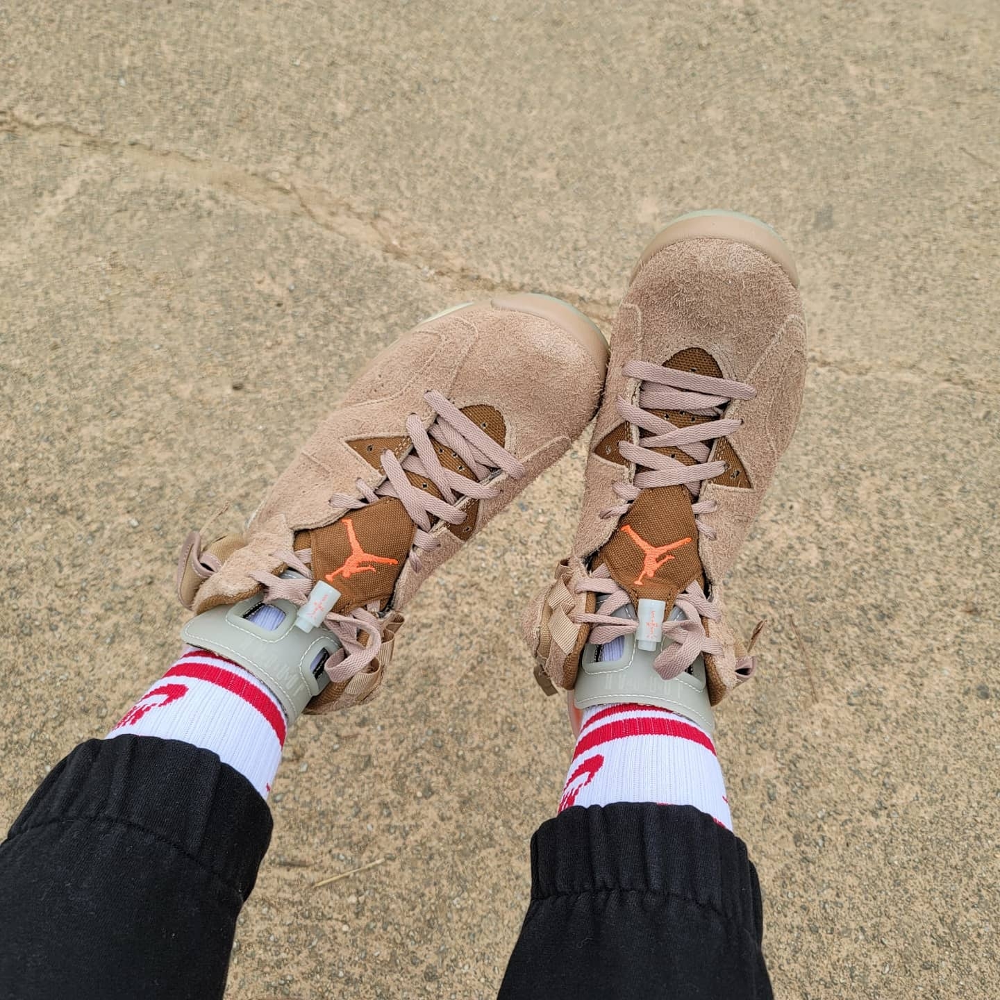 Jordan 6 x Travis Scott Retro SP British Khaki, (TD) Jordan 6 x Travis Scott Retro SP British Khaki 착용 스타일 - 2