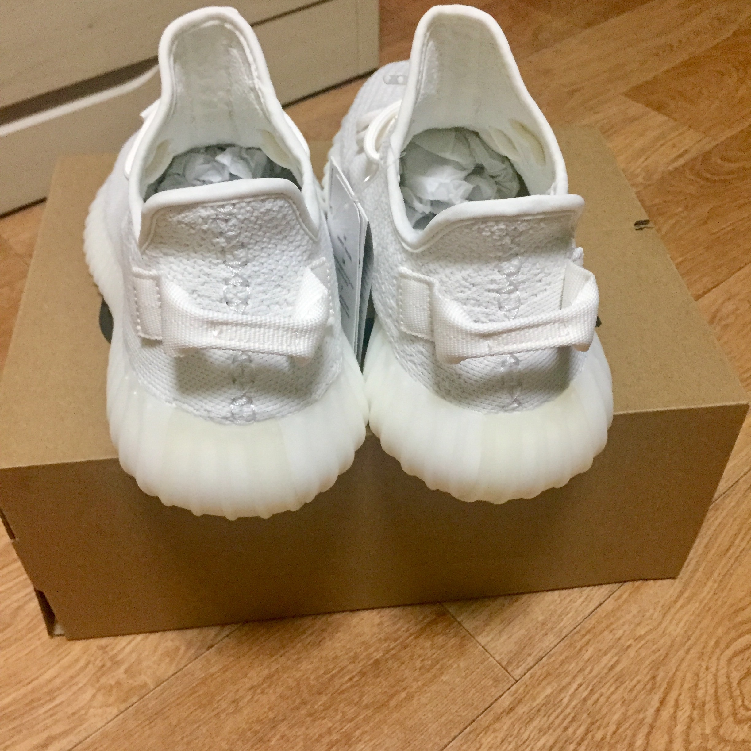 Adidas Yeezy Boost 350 V2 Cream/Triple White 착용 스타일 - 3