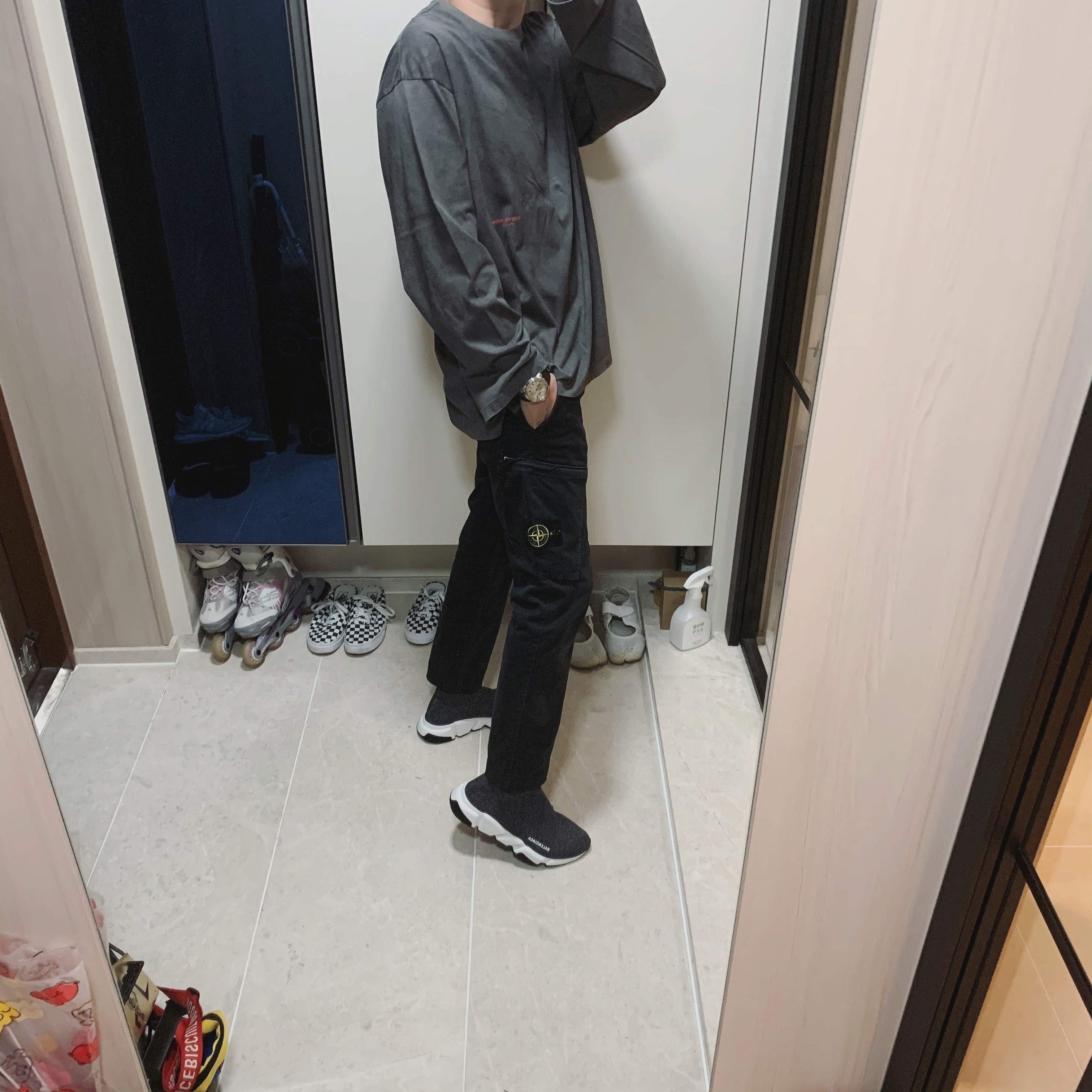 Balenciaga Speed Trainer Grey White Black 착용 스타일 - 1