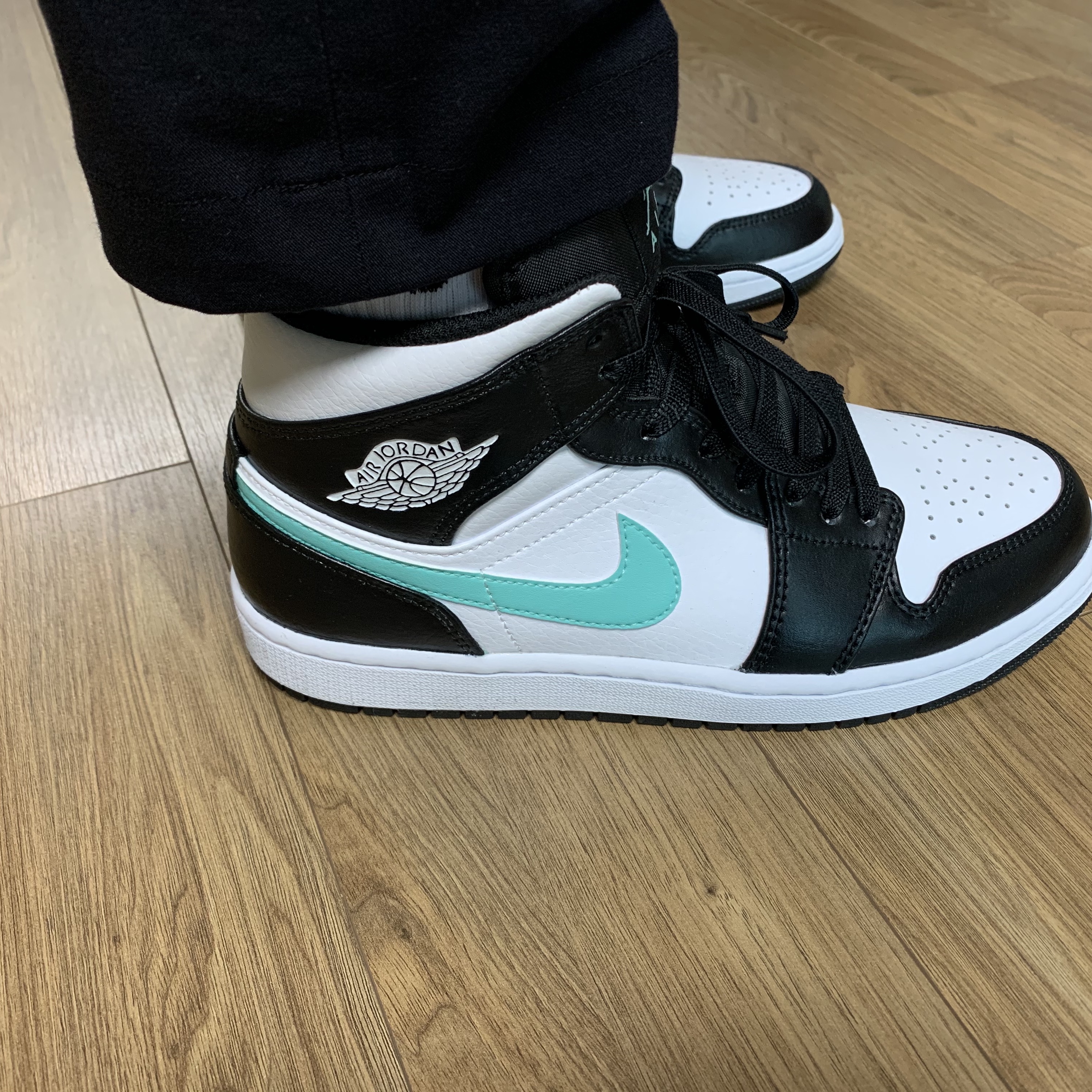 Jordan 1 Mid Tropical Twist 착용 스타일 - 3