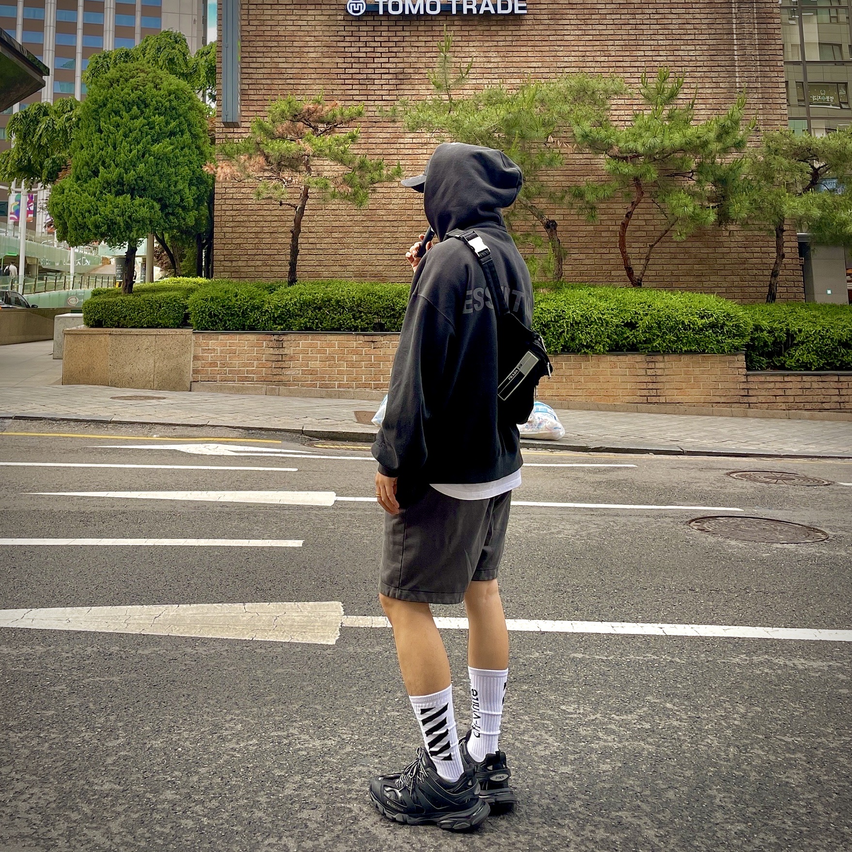 Balenciaga Track Sneakers Triple Black 착용 스타일