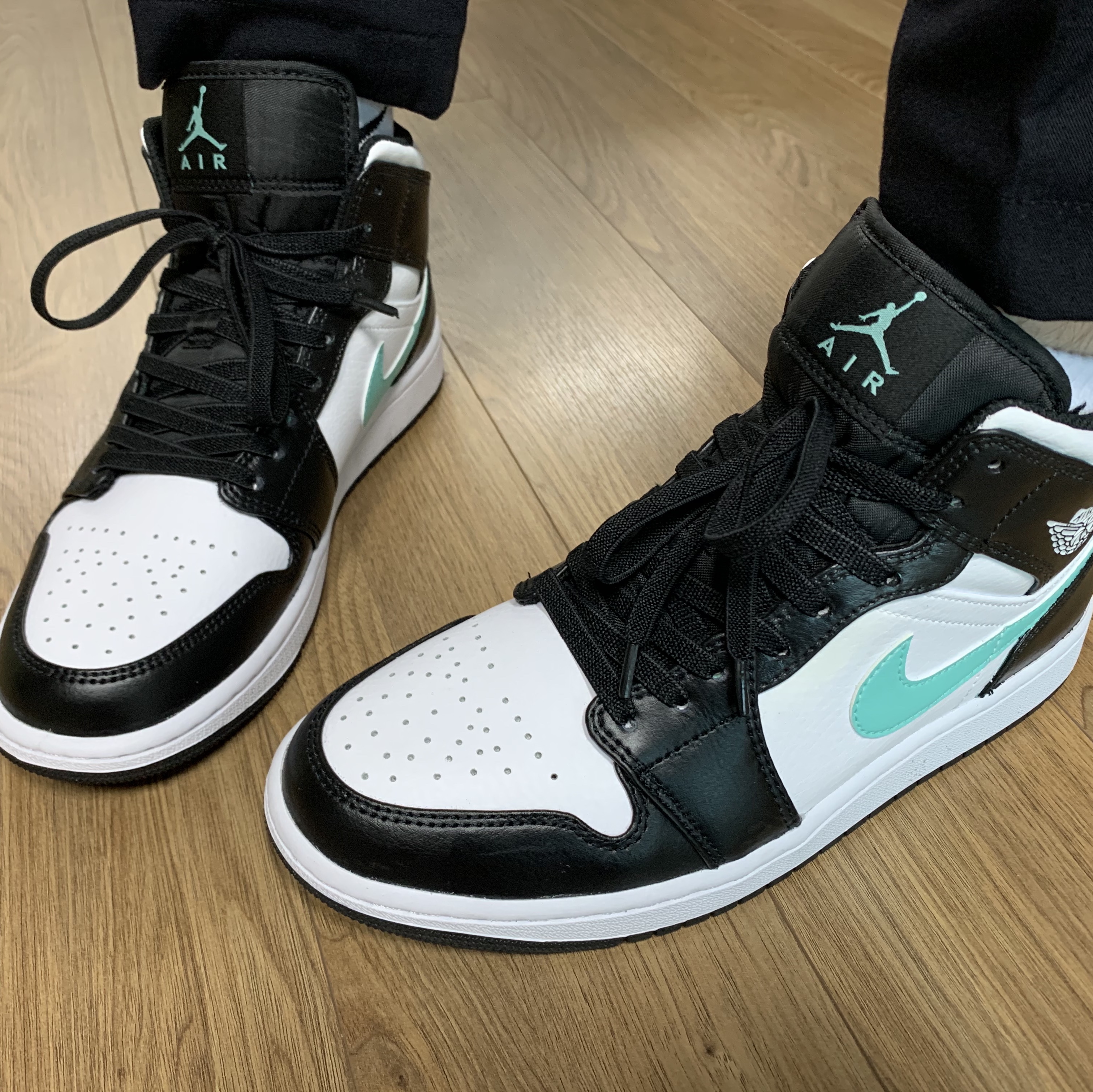 Jordan 1 Mid Tropical Twist 착용 스타일 - 1