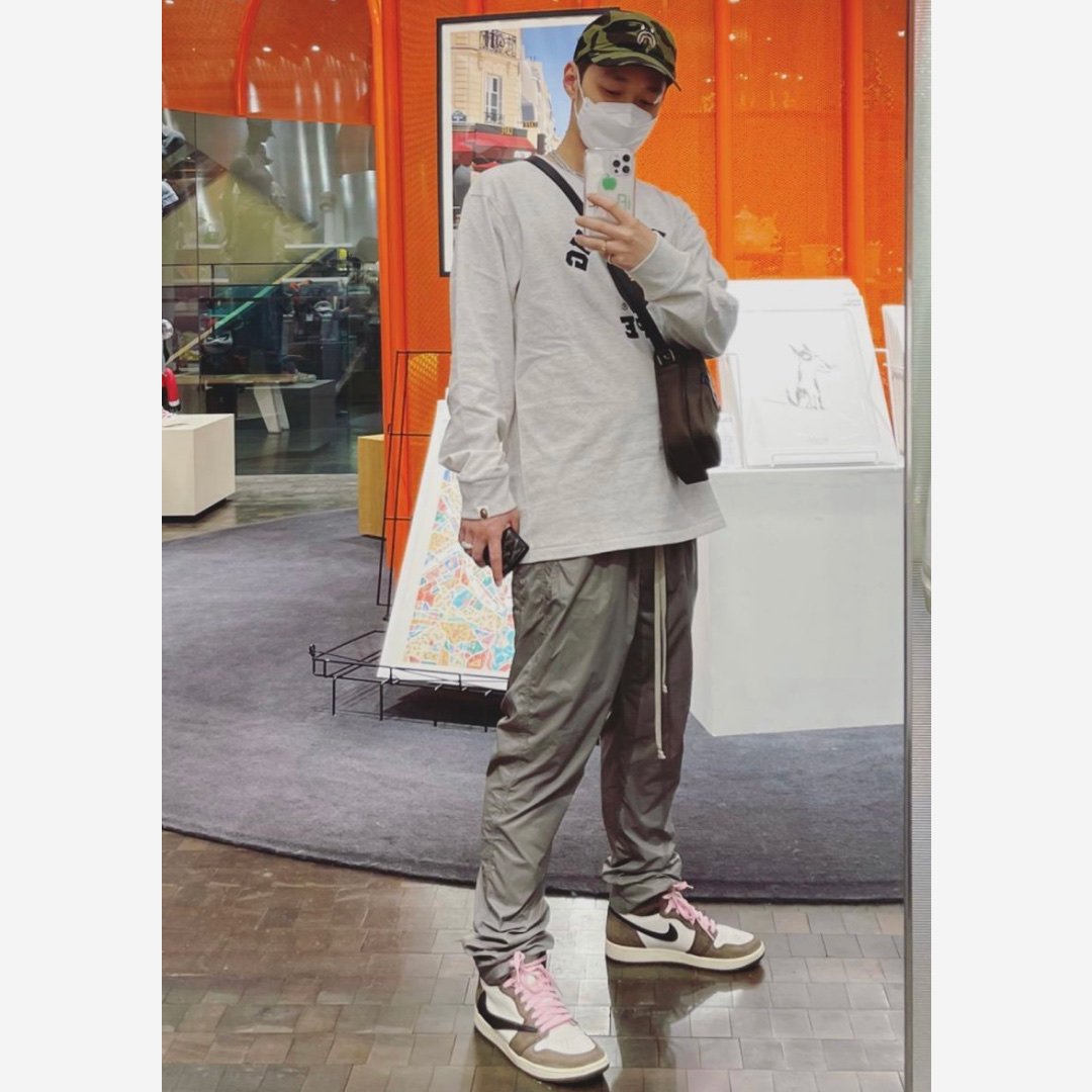 Jordan 1 x Travis Scott Retro High OG SP Mocha 착용 스타일 - 2