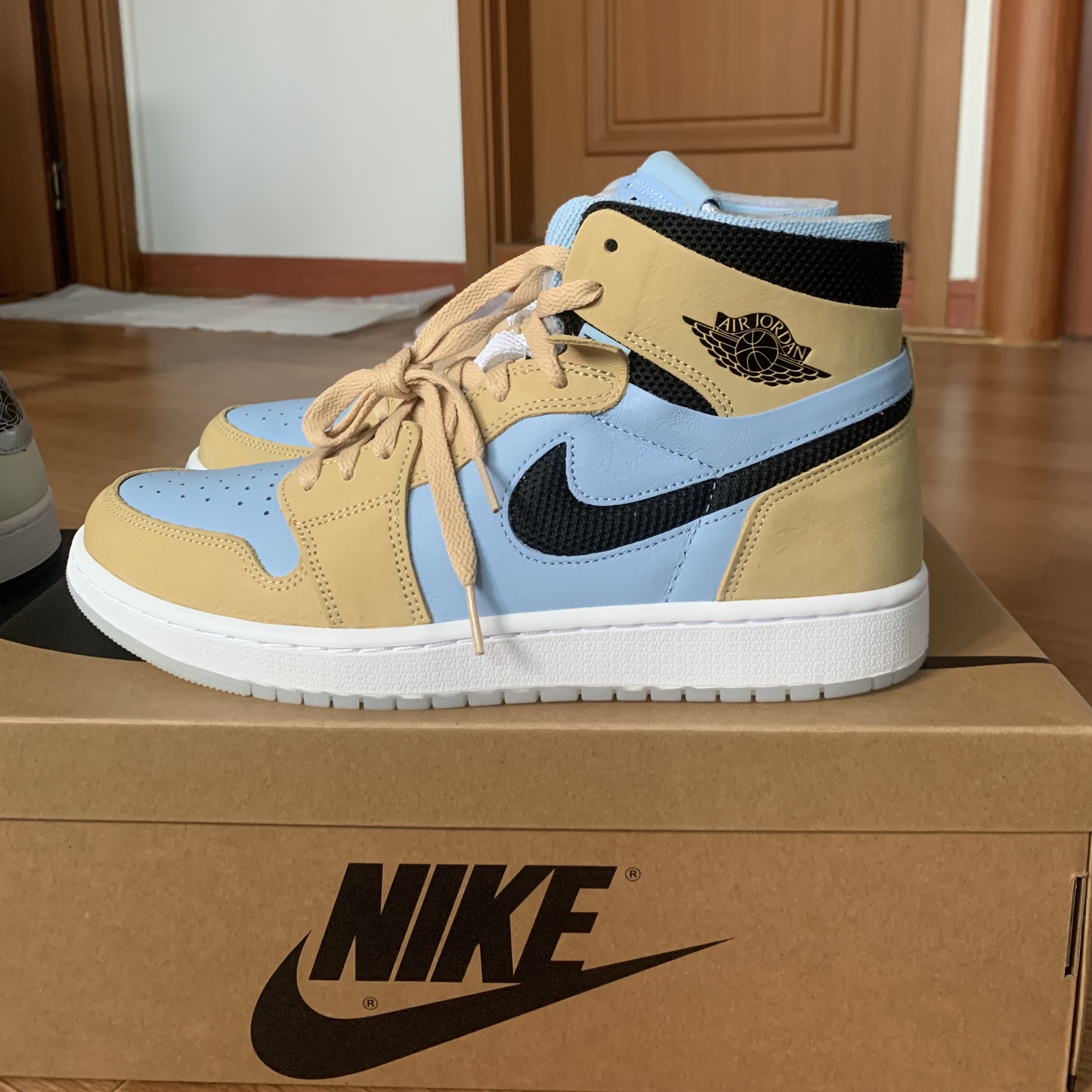 (W) Jordan 1 Zoom Air CMFT Psychic Blue Sesame 착용 스타일 - 1