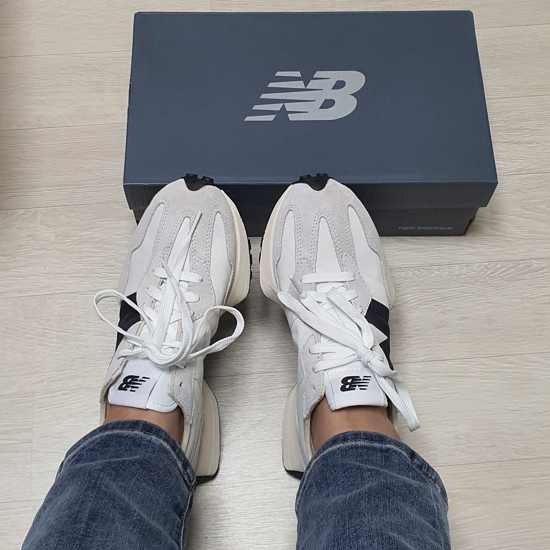 New Balance 327 Outerspace Light Grey, New Balance 327 White Black 착용 스타일 - 2
